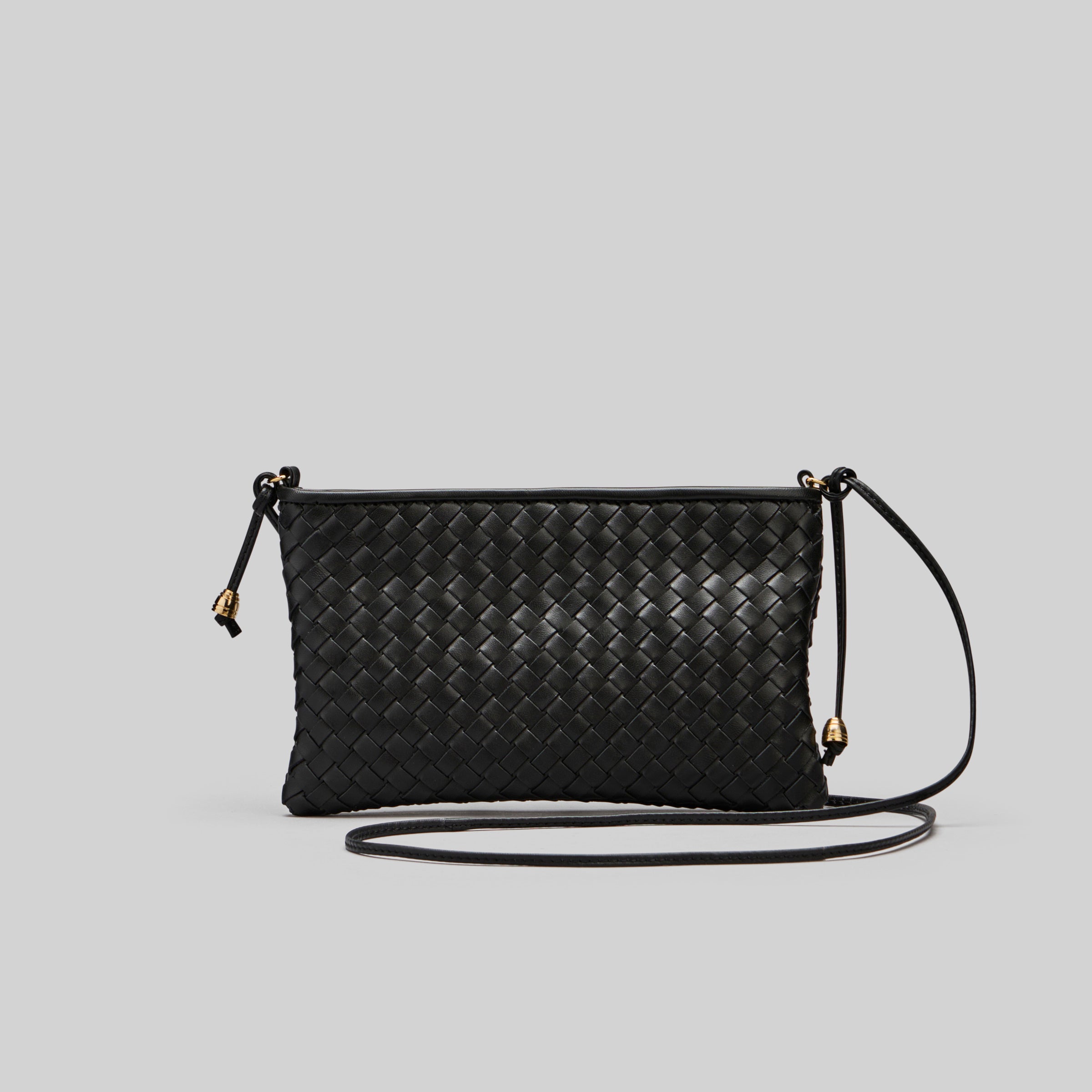 Ribichini Camper clean clutch laget av sort, flettet lammeskinn som gir den et unikt og stilig utseende.