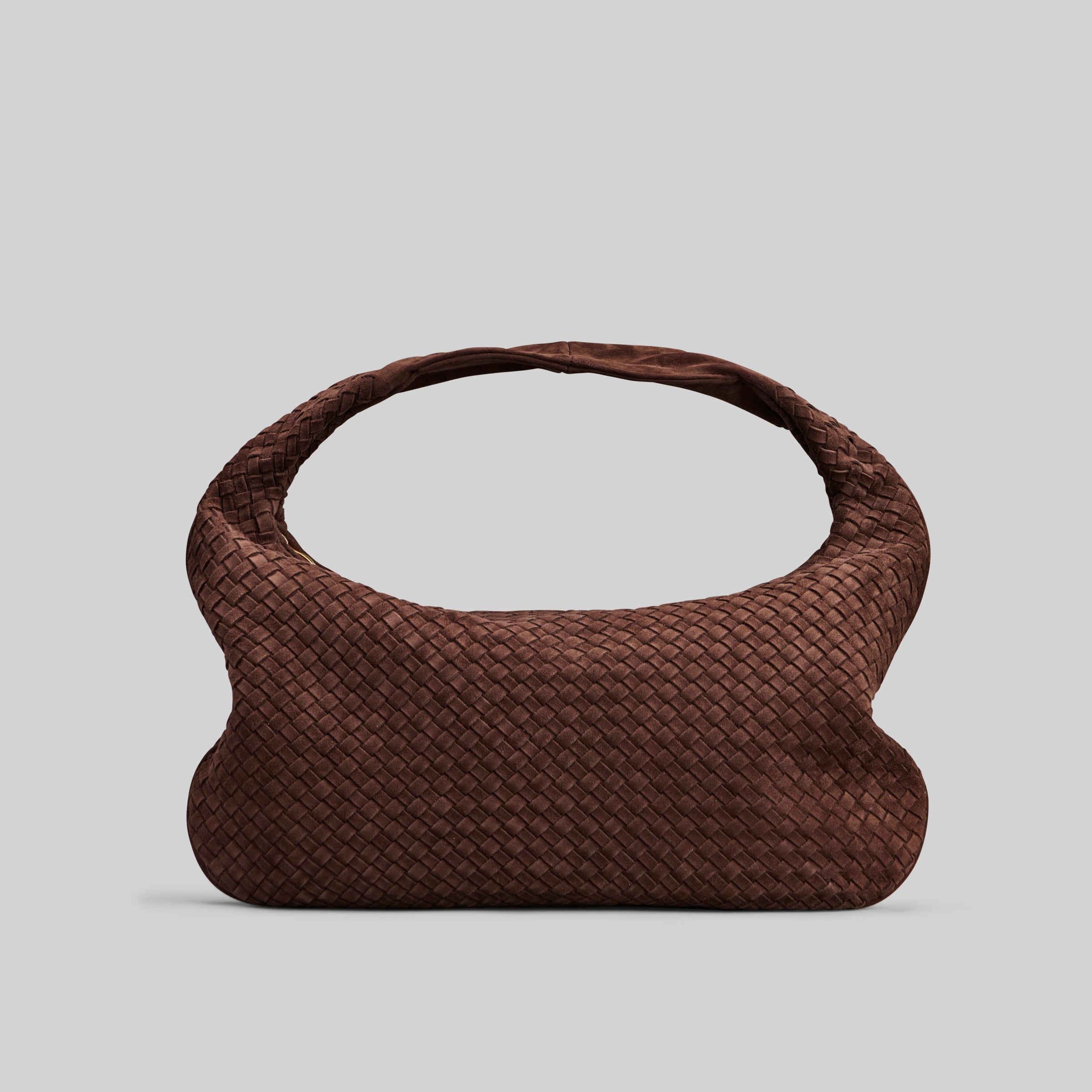 Ribichini Isola Royal semsket skinnveske i fargen chocolate med flettet design viser elegant form og håndtak.