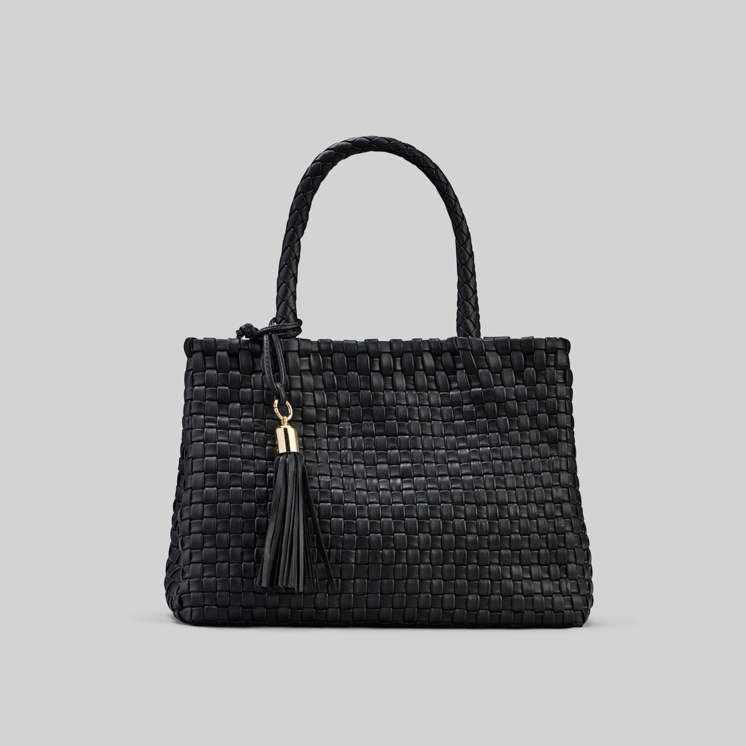 Ribichini Ginny skinnveske: Elegant sort flettet lammeskinn med luksuriøse gulldetaljer og en leken duskdetalj.