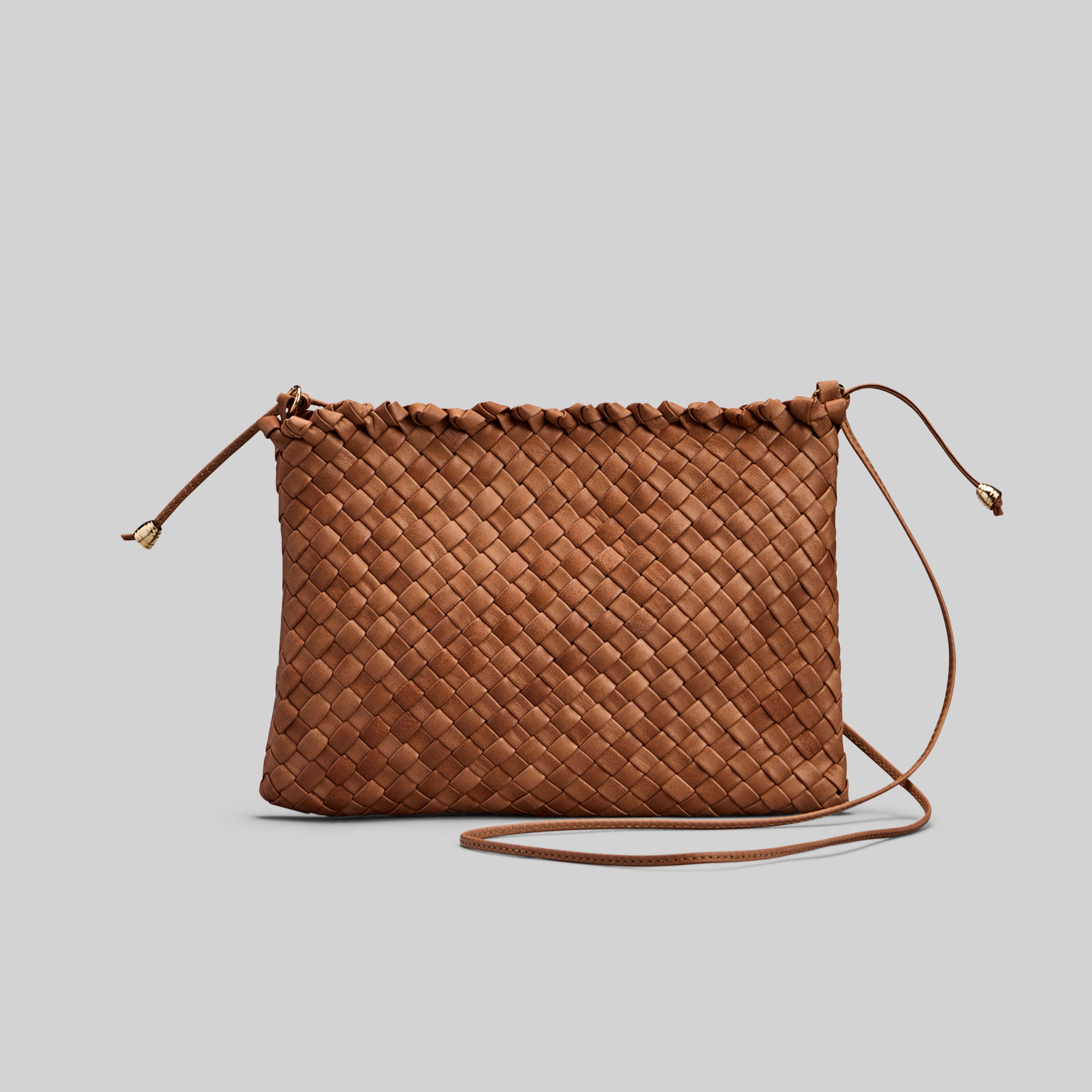 Ribichini Woodstock-clutch i cognacskinn, flettet mønster, slank skulderrem, subtile gulldetaljer, elegant og funksjonell.