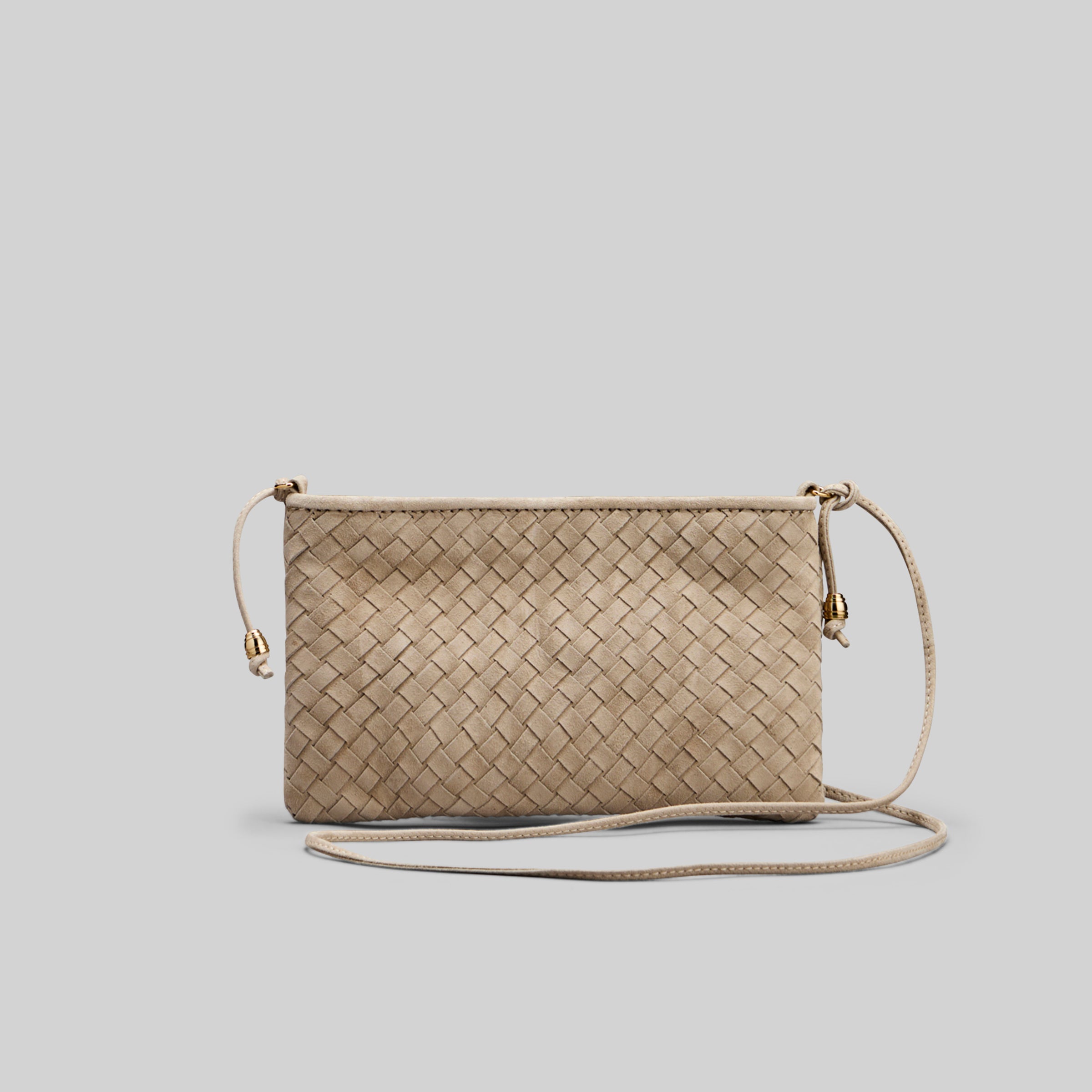 Ribichini Camper clutch i fargen sand i semsket lammeskinn. Den har et flettet utseende og fine gulldetaljer.