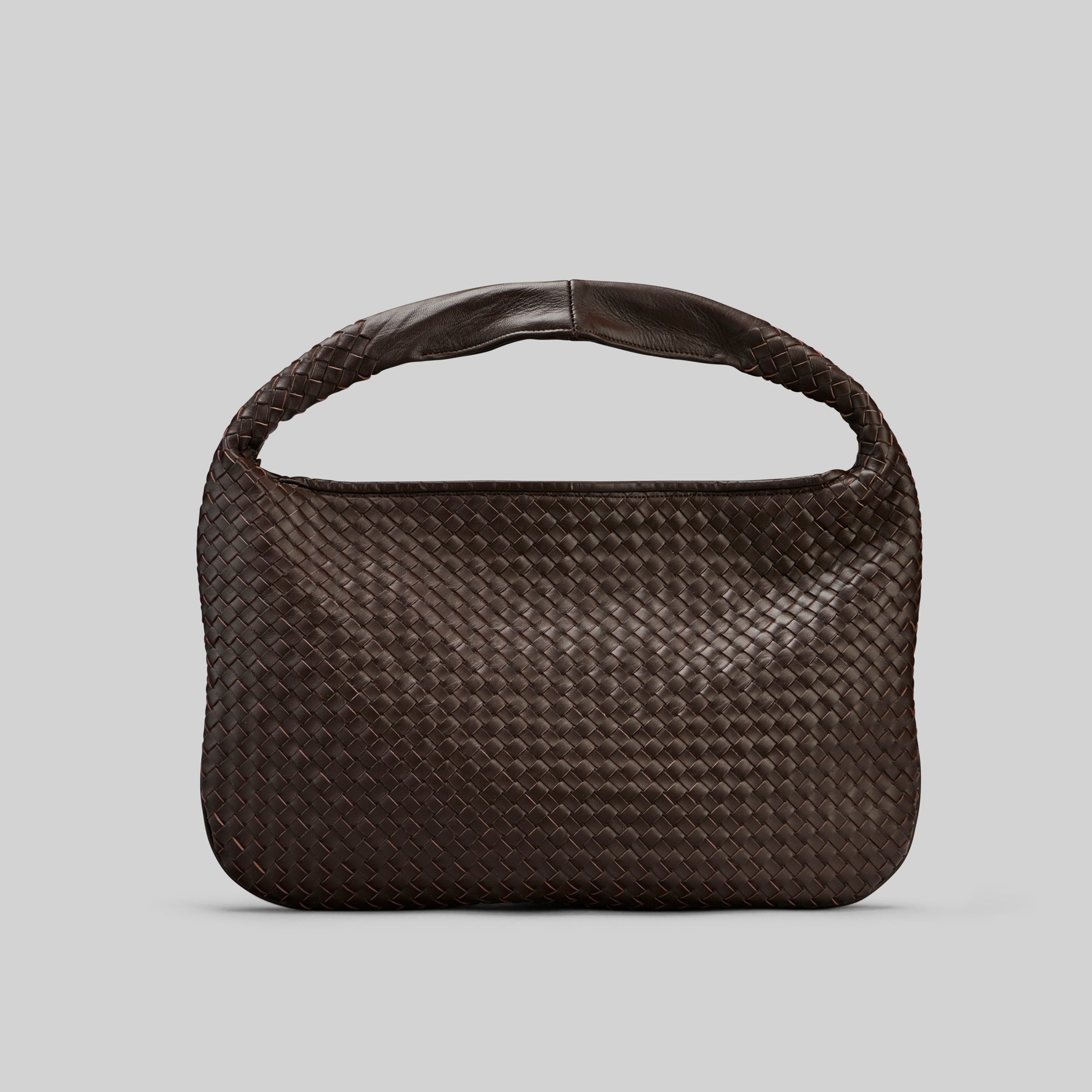 Ribichini Isola skinnveske i fargen chocolate med flettet design laget av lammeskinn.