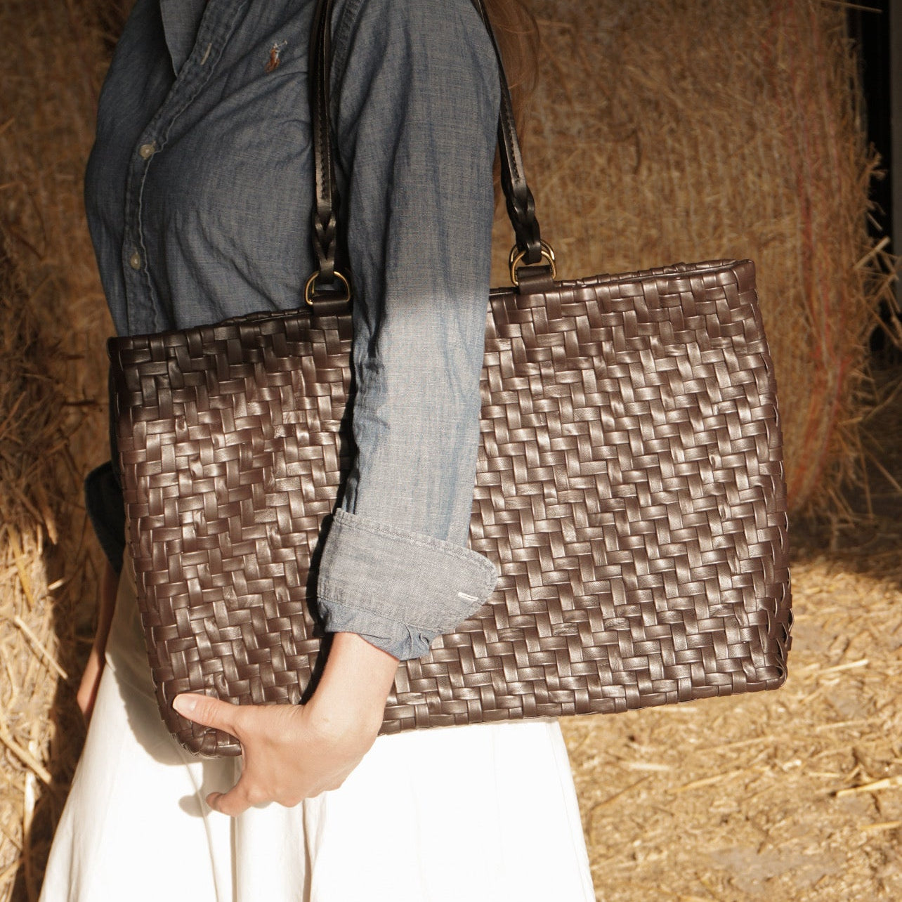 Ribichini Safari i brunt lammeskinn er en stilig veske med flettet fiskebensmønster.