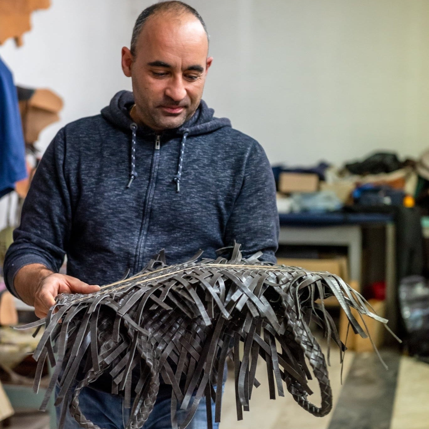 Håndflettet skinnveske under produksjon i Marche Italia Ribichini