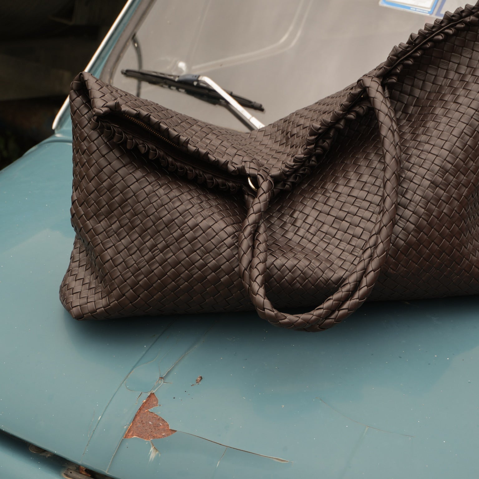 Ribichini Woodstock weekend veske i sjokoladebrunt flettet lammeskinn med gullfargede detaljer.