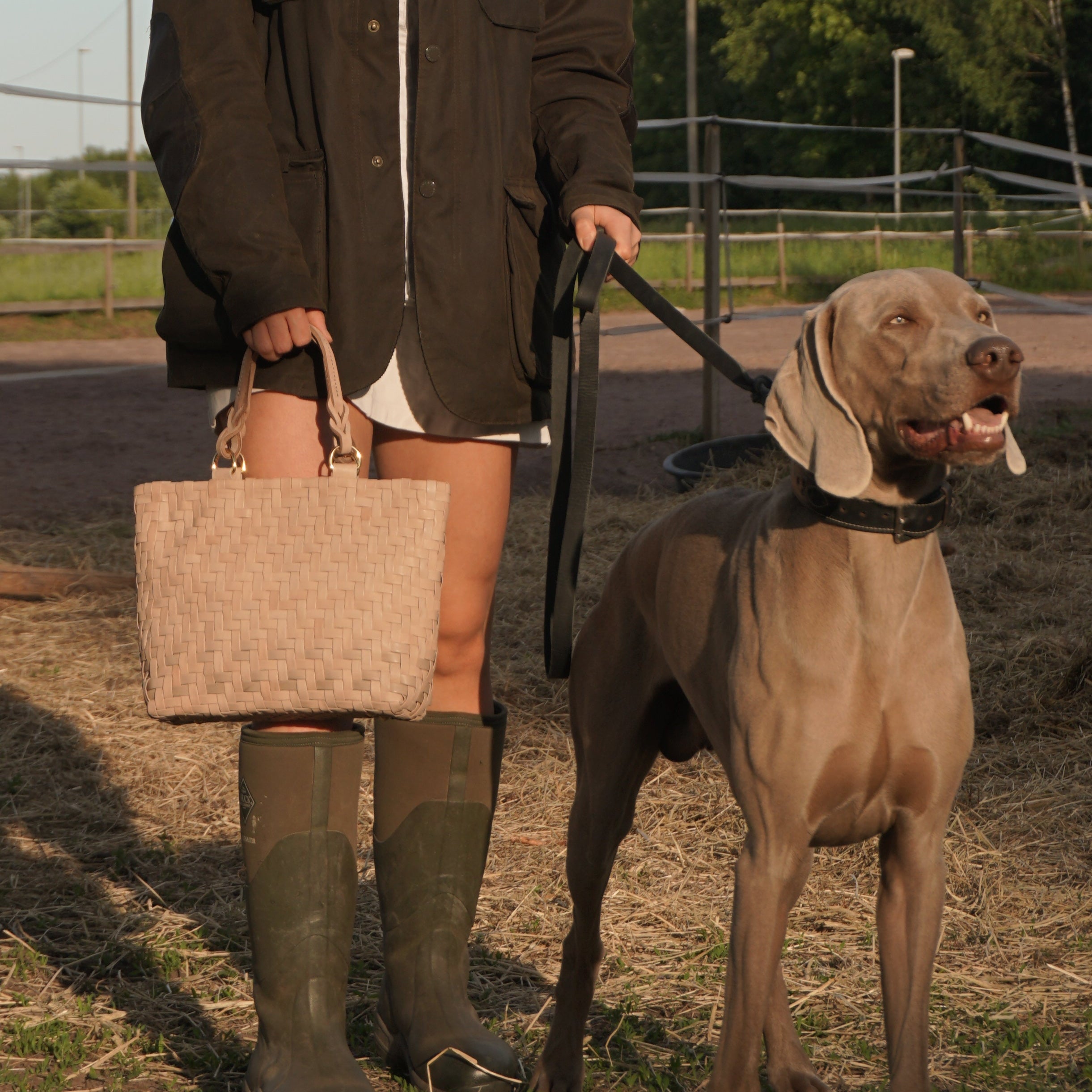 Ribichini Safari Lady i fargen Latte – håndlaget skinnveske med flettet design, tidløs eleganse til både jobb og fritid.