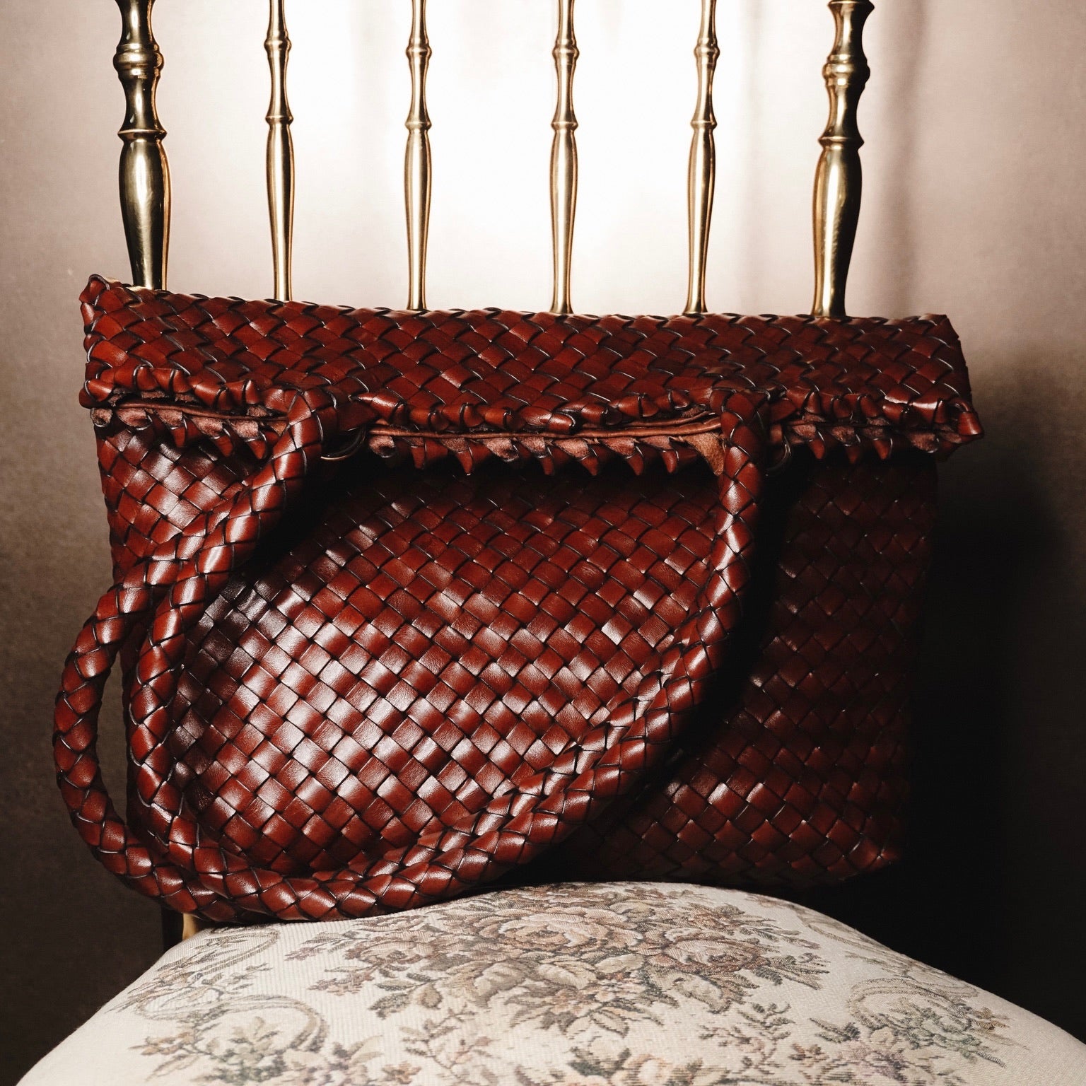 Ribichini Woodstock Babe Limited Oak – håndlaget tote i flettet lammeskinn, eksklusivt italiensk håndverk i varm eiketone.