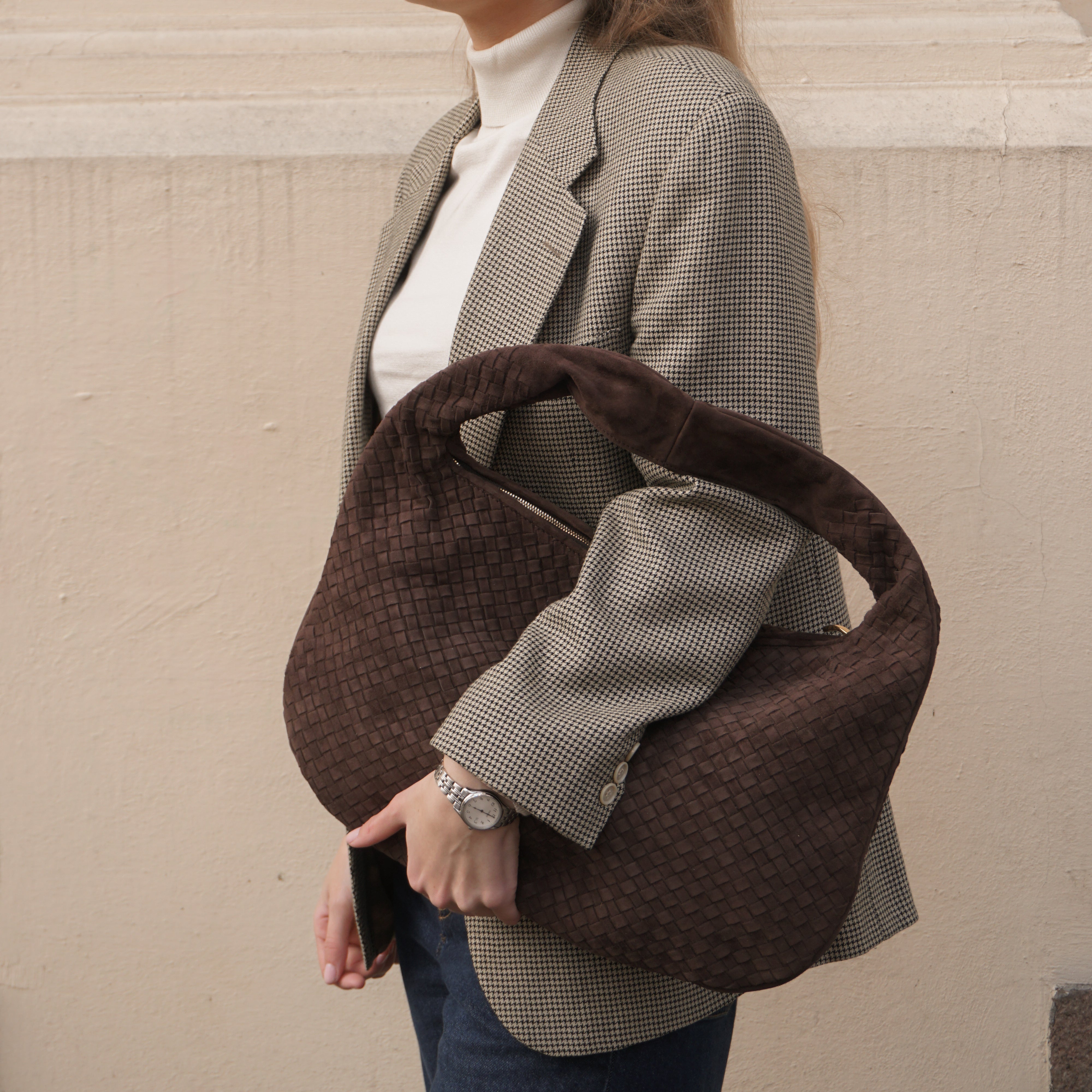 Ribichini Isola Royal veske i semsket, flettet skinn i sjokoladefarge.