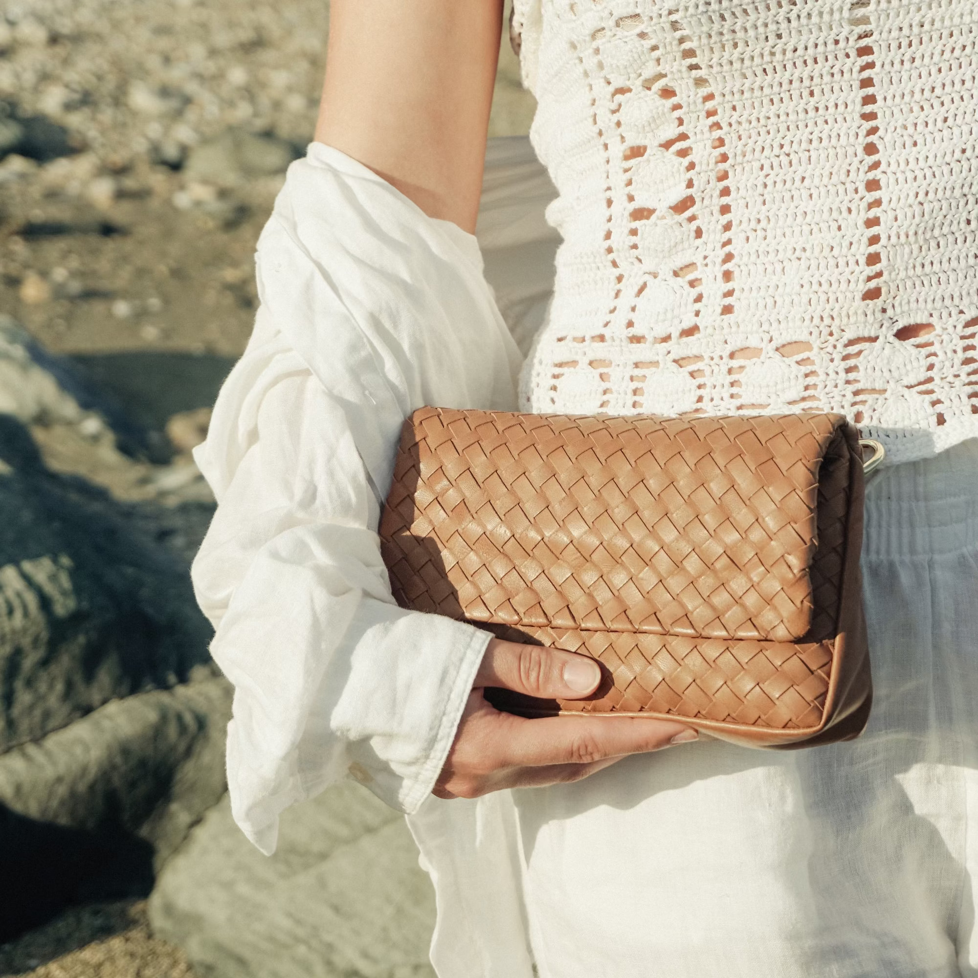 Ribichini Undercover skinnveske i flettet design, brun crossbody veske for dame – tidløs og håndlaget stil.