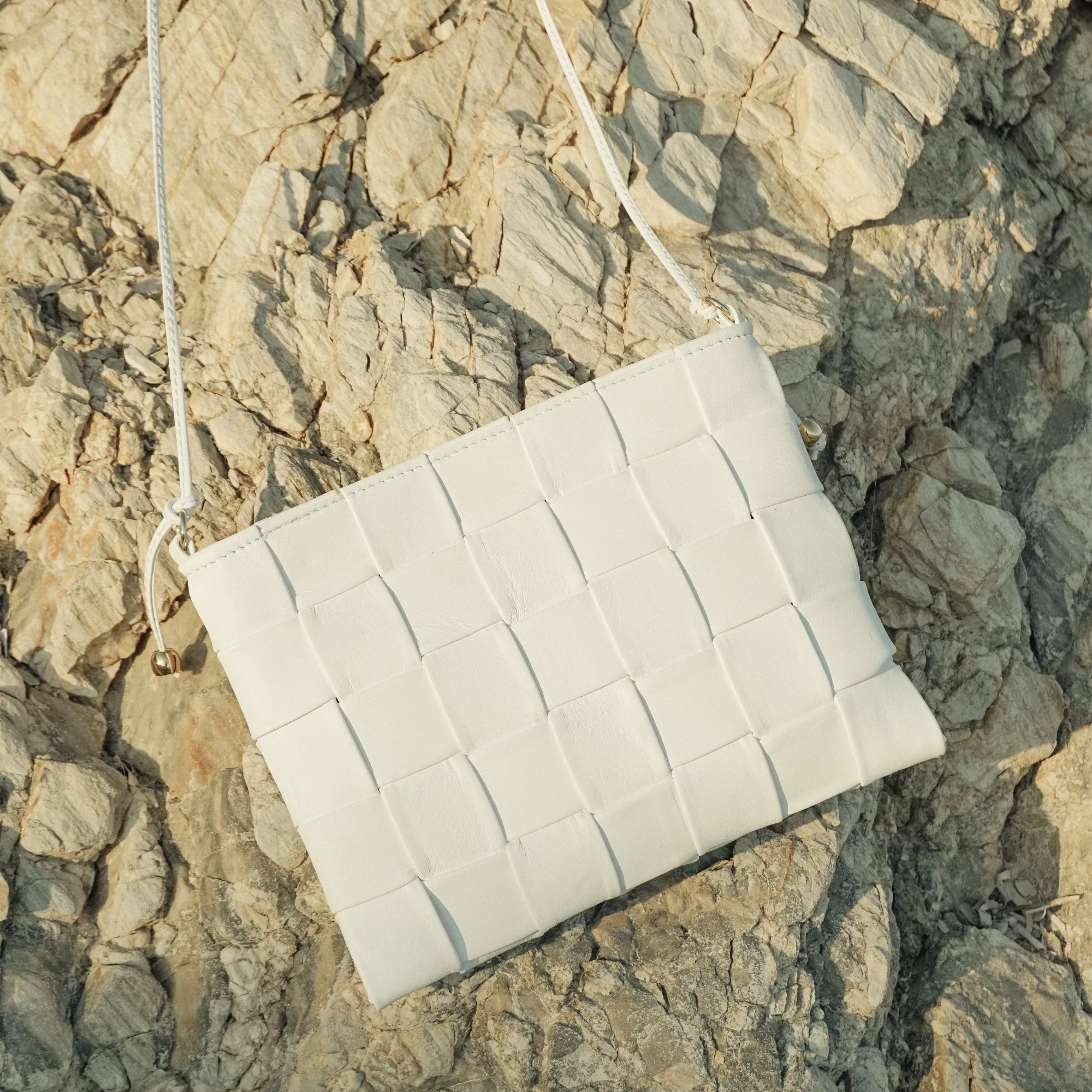 Ribichini Square Clutch i hvitt er perfekt for små nødvendigheter med sitt unike flettemønster og myke lammeskinn.