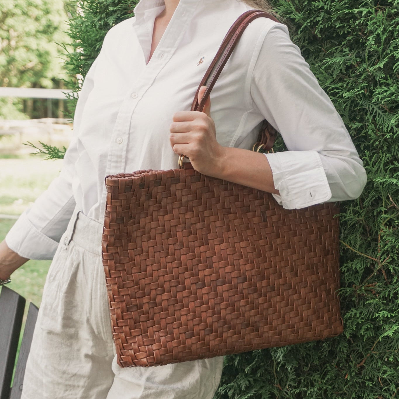 Ribichini Safari-vesken i cognacfarget lammeskinn har et unikt fiskebensmønster og elegante detaljer på hankene.