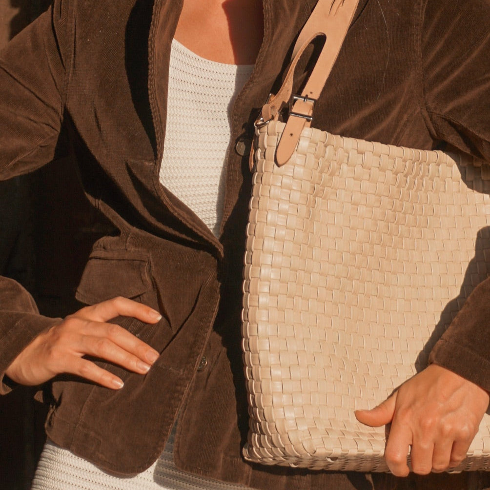 Ribichini Camper Clean i ice-farget flettet skinn, med sølvdetaljer for ekstra luksus.