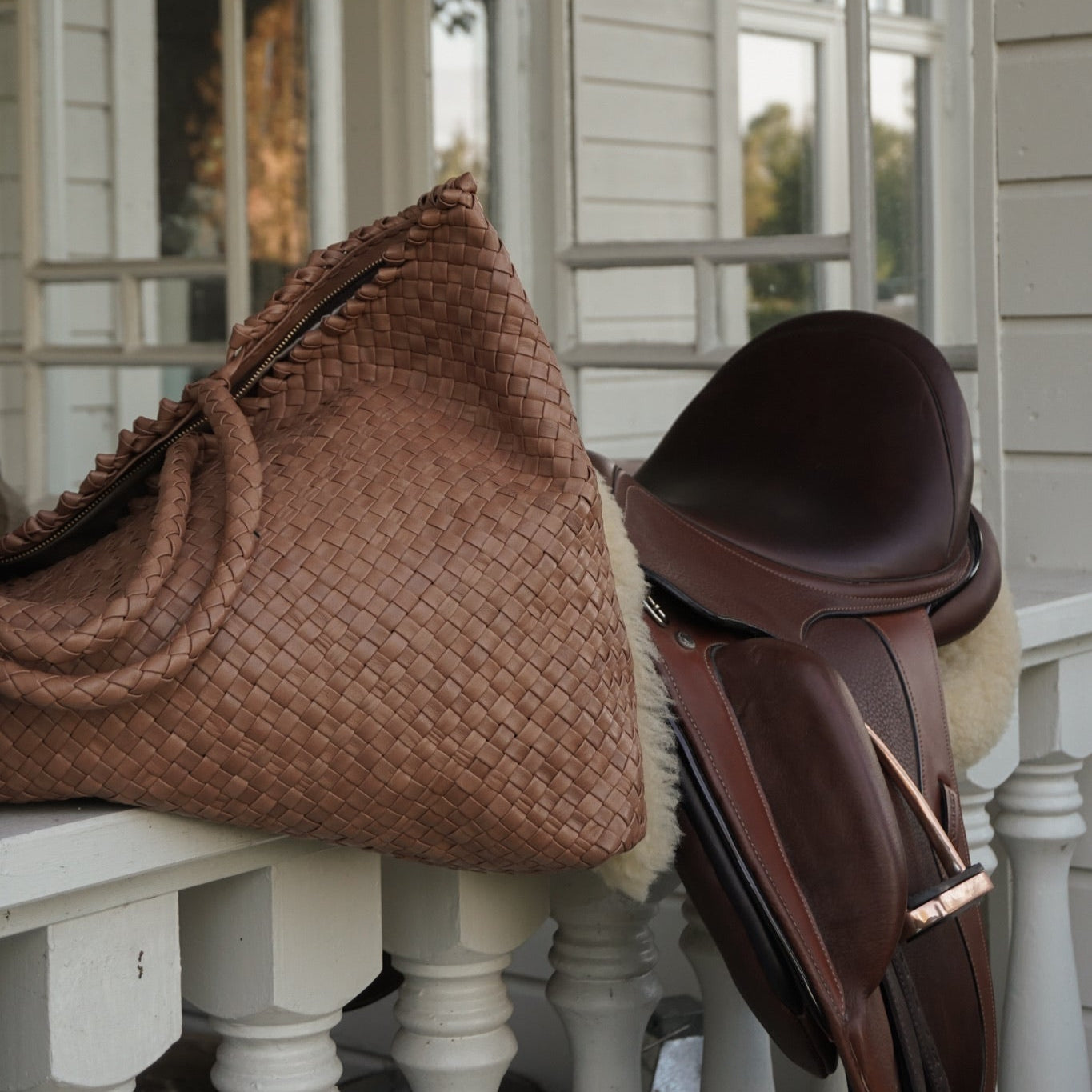 Ribichini Woodstock weekend veske i cognac, håndflettet med solid håndtak og topp-glidelås.
