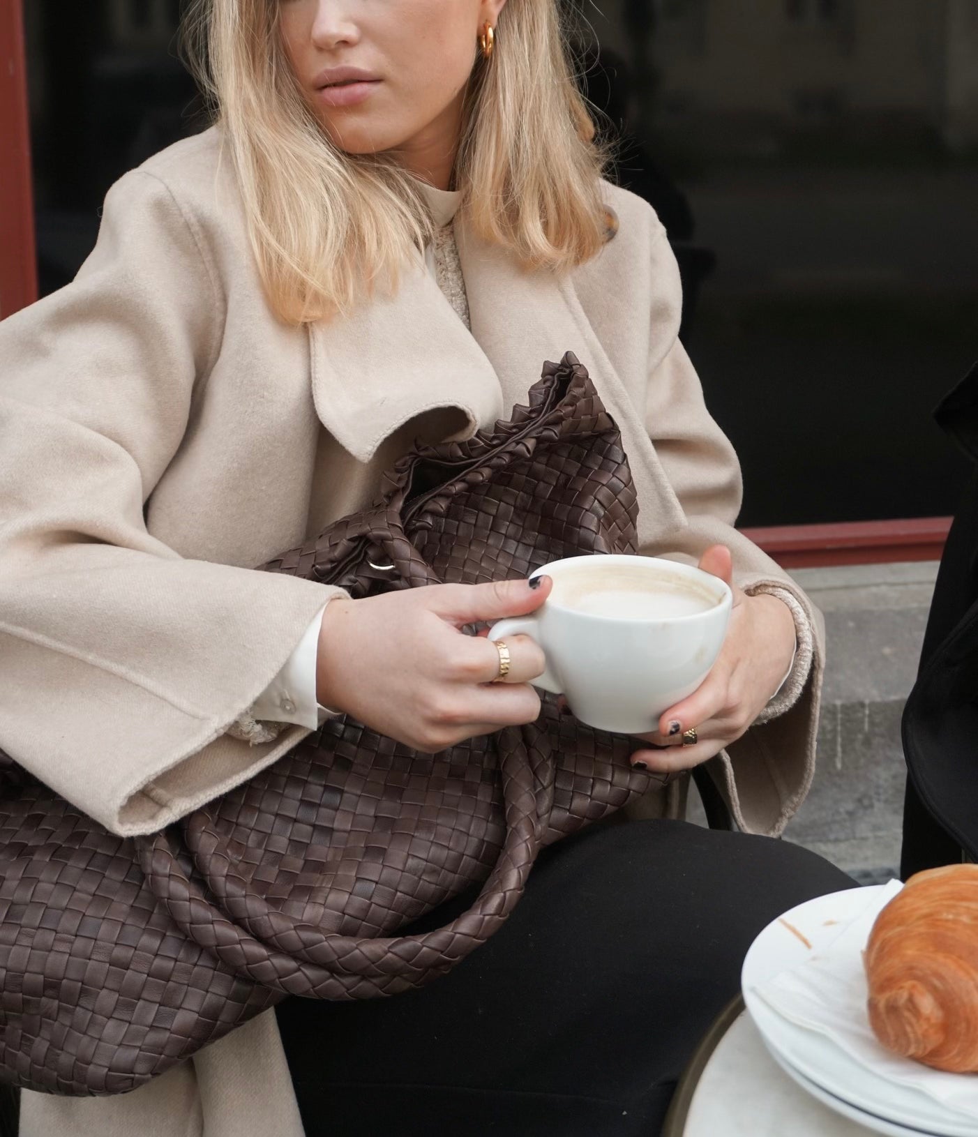 Ribichini Woodstock Classic i brunt er en håndflettet lammeskinnsveske med tidløs eleganse.