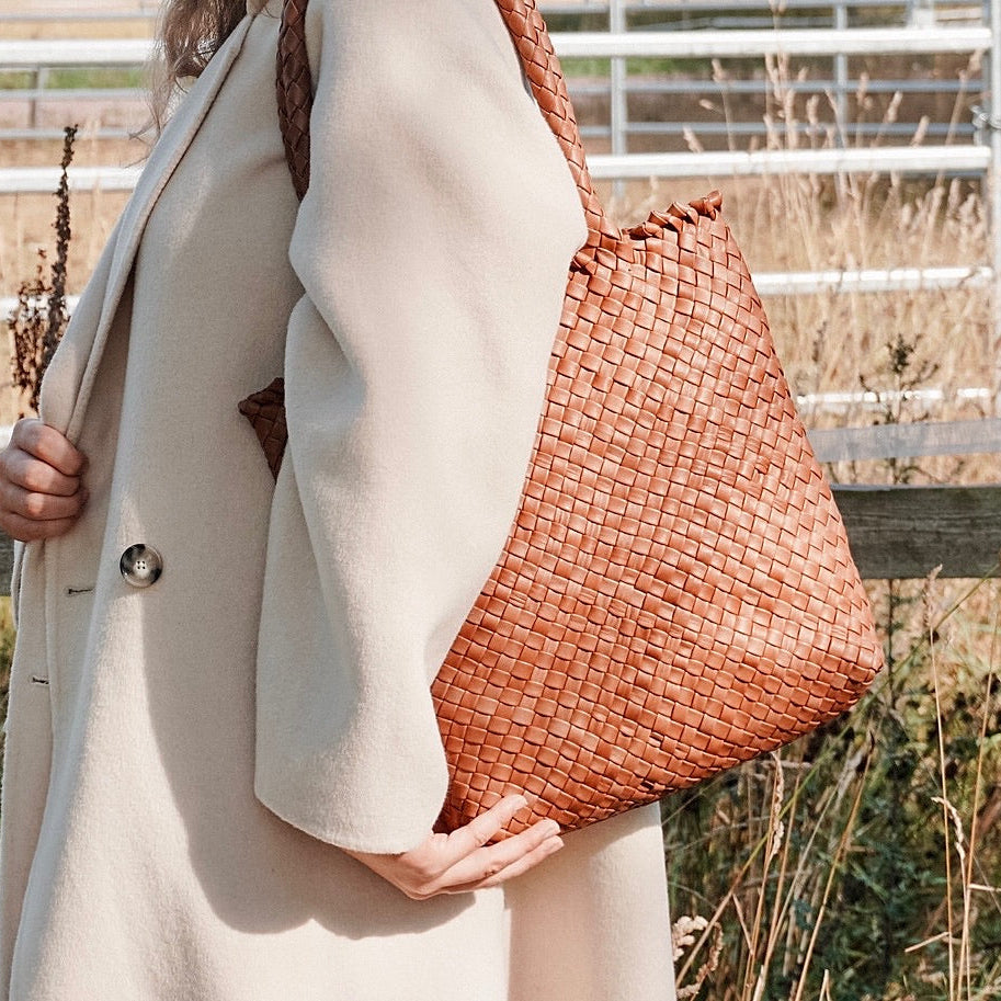 Ribichini Woodstock Babe veske i cognac flettet skinn – håndlaget skulderveske i tidløs design.