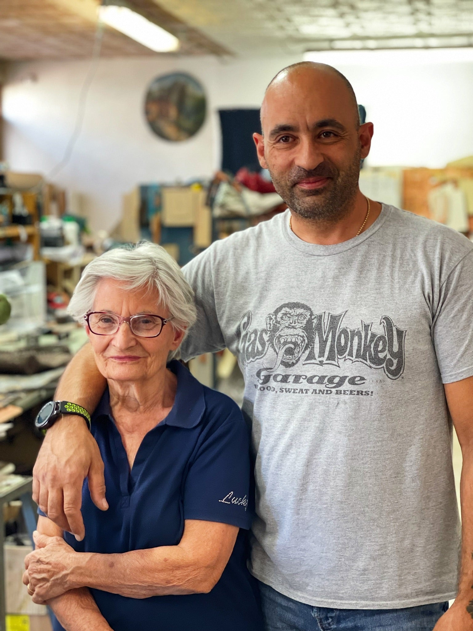 Andrea Ribichini og hans mor i verkstedet hvor Ribichini-vesker håndlages i Italia