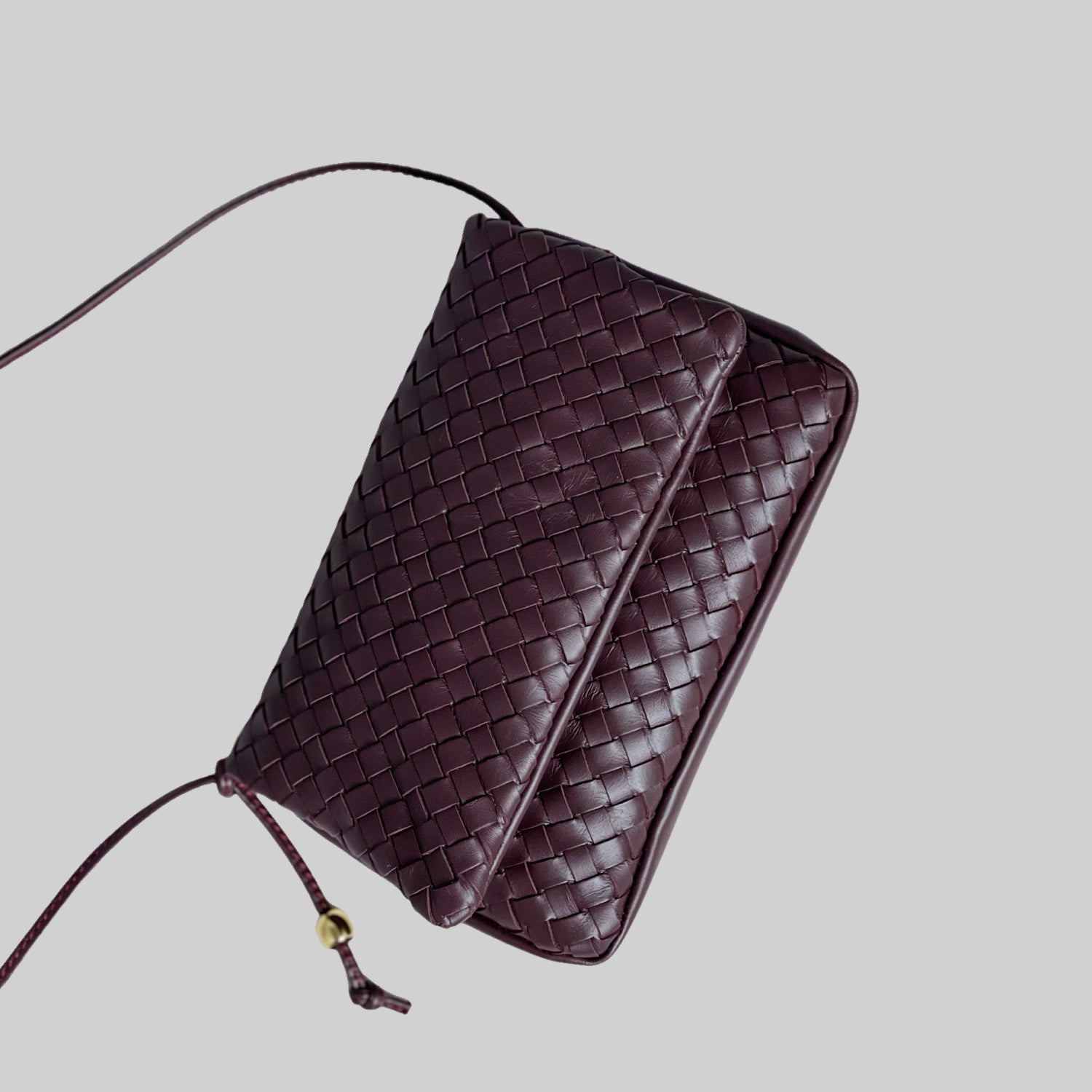 Ribichini Undercover skinnveske i bordeaux: Flettet, brettbar veske med magneter. Elegant design med fine gulldetaljer. Smart og funksjonell.