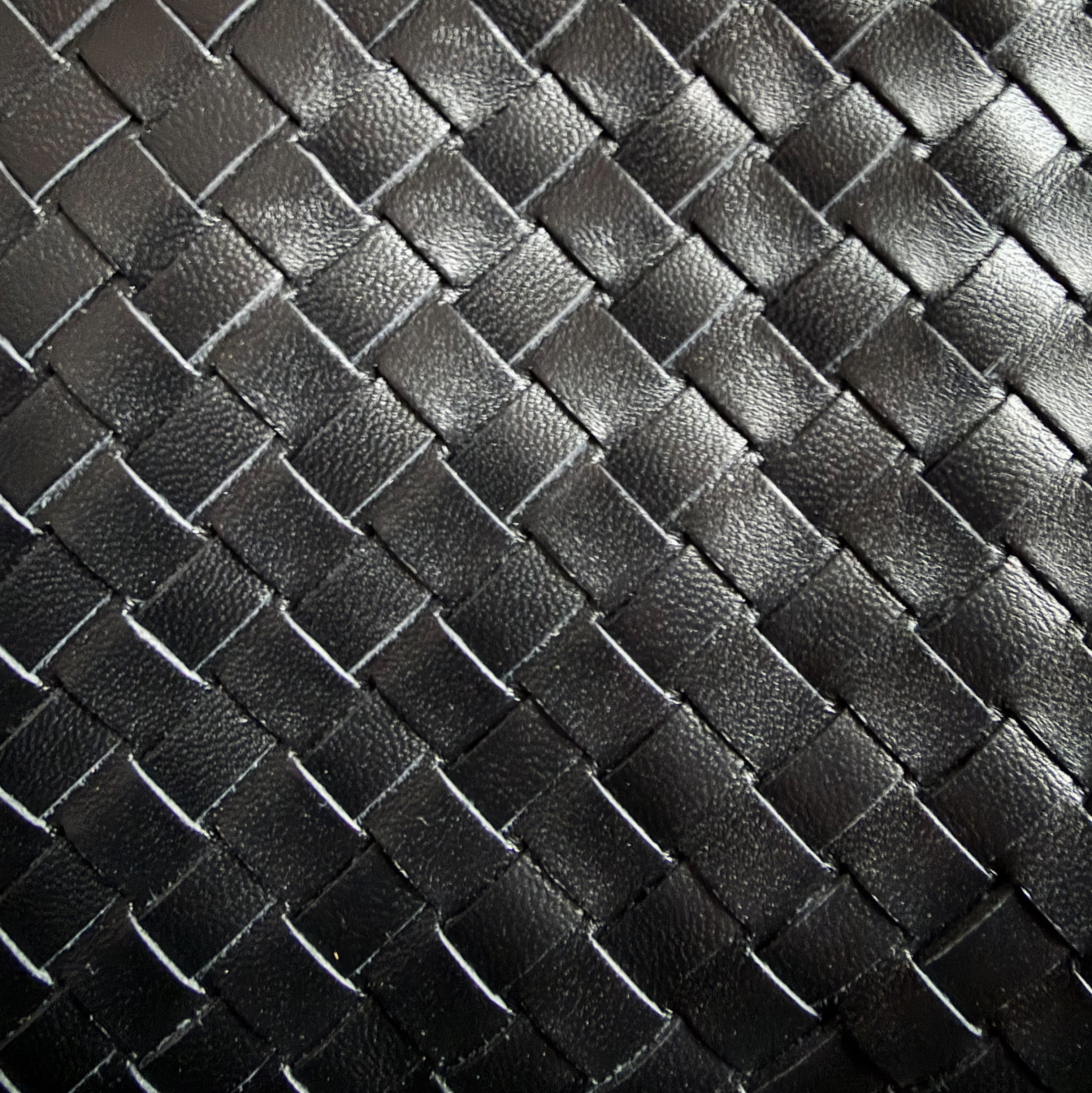 Detaljbilde av Camper Clutch i sort med håndflettet skinn.