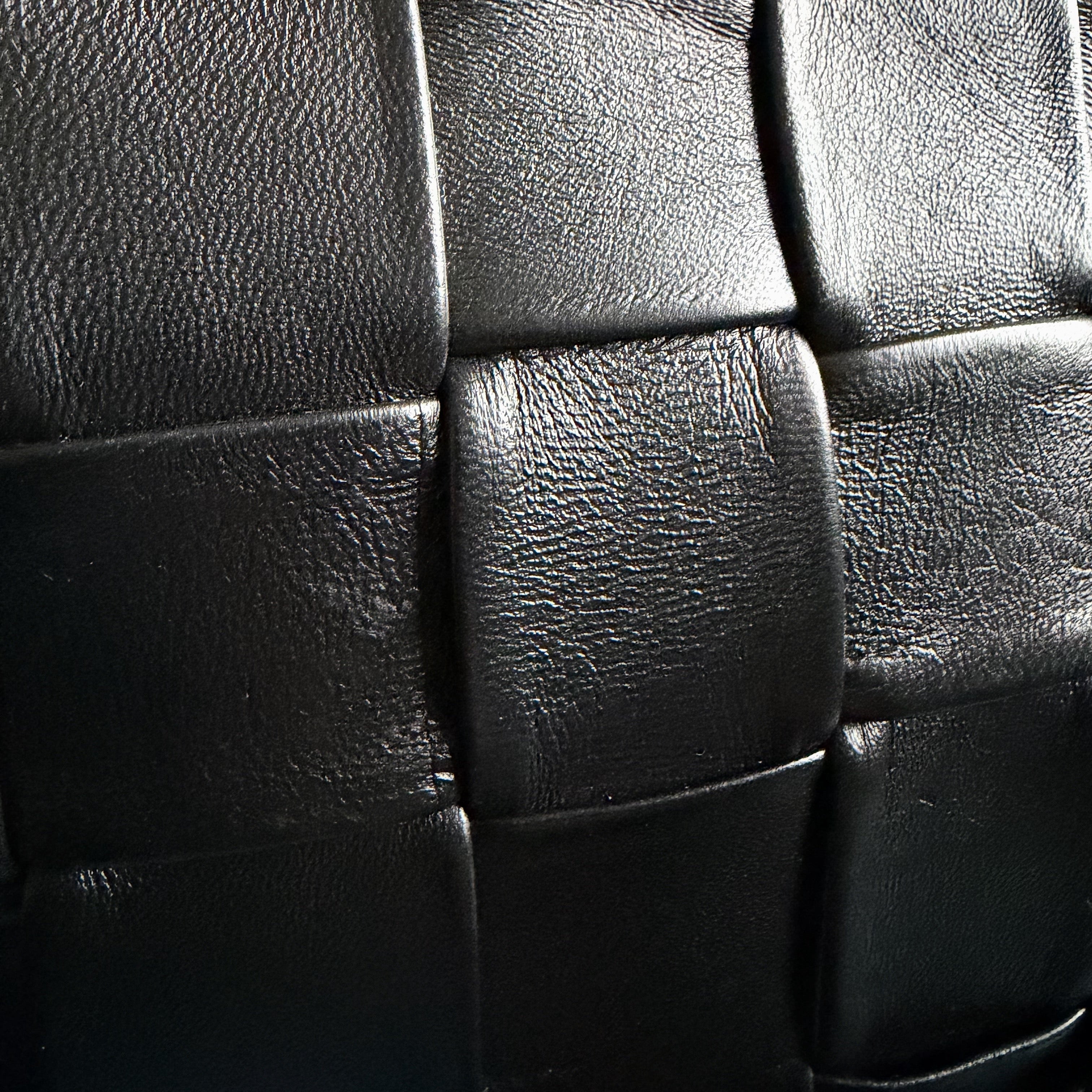 Detaljer av flettingen til Square clutch i sort.