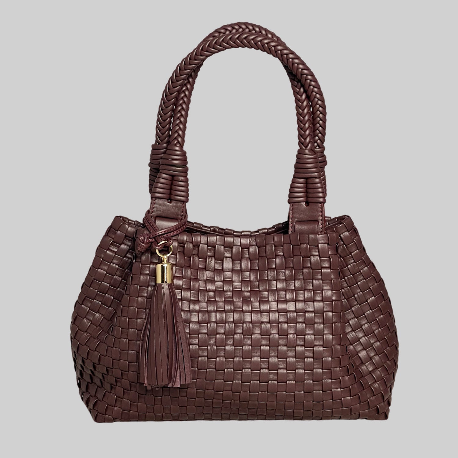 Bildet viser "Sophia" skinnvesken i dyp bordeaux med matchende dusk og elegante gullinnslag for en touch av luksus.
