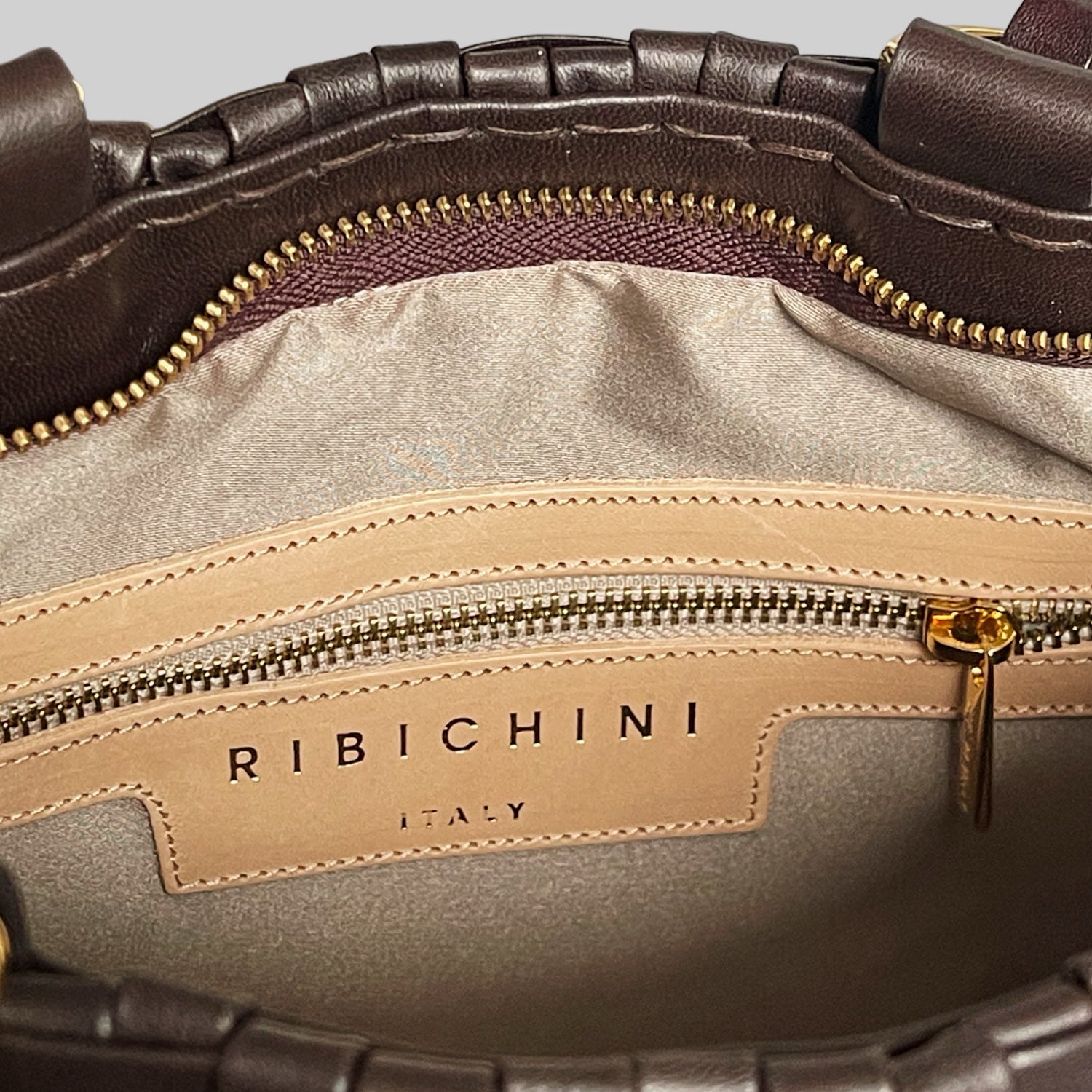 Ribichini Safari Lady i chocolate: Stilig og praktisk med en innvendig glidelåslomme i gullfarge for sikker oppbevaring.