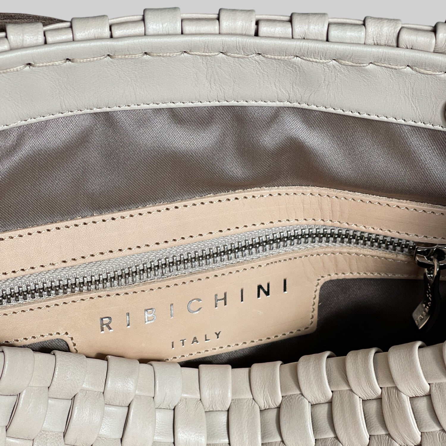 Nærbilde av interiøret i Ribichini Camper-vesken i ice, med glidelås og lommer for orden.