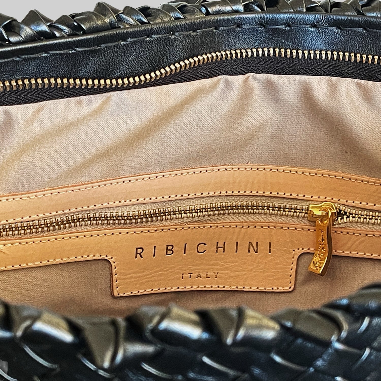 Ribichini Woodstock Laptop i sort – unisex veske i håndflettet lammeskinn, med eksklusive gull-detaljer og innvendig glidelåslomme. Made in Italy.