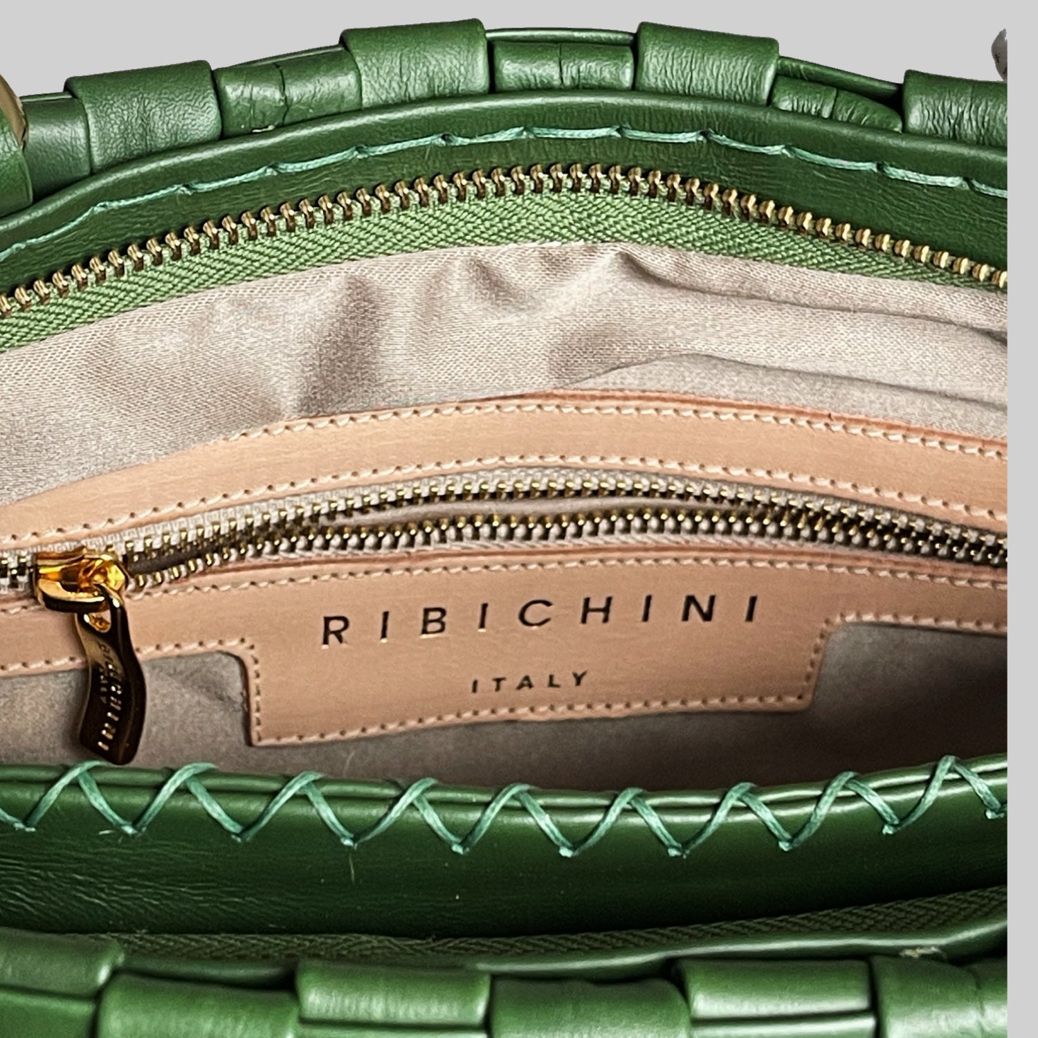 "Ribichini Bamboo Green – Inniholder romslig plass med silkefôr og glidelåslomme. Perfekt håndveske for både stil og funksjon. Håndlaget i Italia."