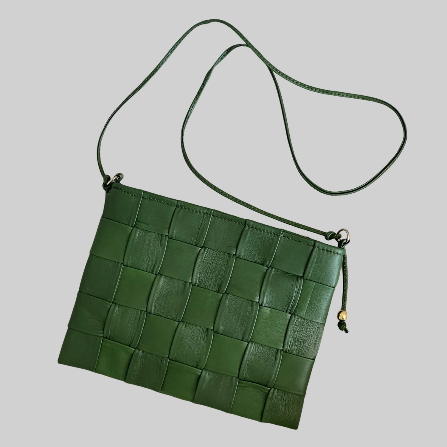 Grønn Ribichini Square clutch i flettet skinn med justerbar skulderrem.