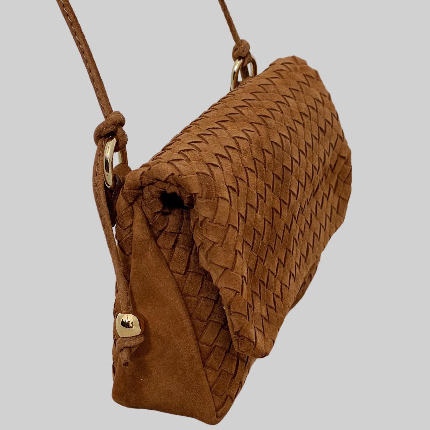 Ribichini Undercover i camel, smart og allsidig, brettes for kompakt oppbevaring og lukkes sikkert med magneter. Elegante gulldetaljer legger til stil.