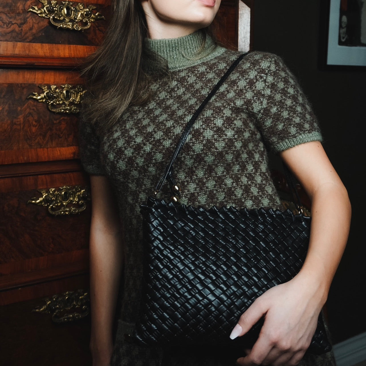 Ribichini Woodstock clutch i sort flettet skinn med skulderrem – elegant håndlaget veske for hverdag og fest.