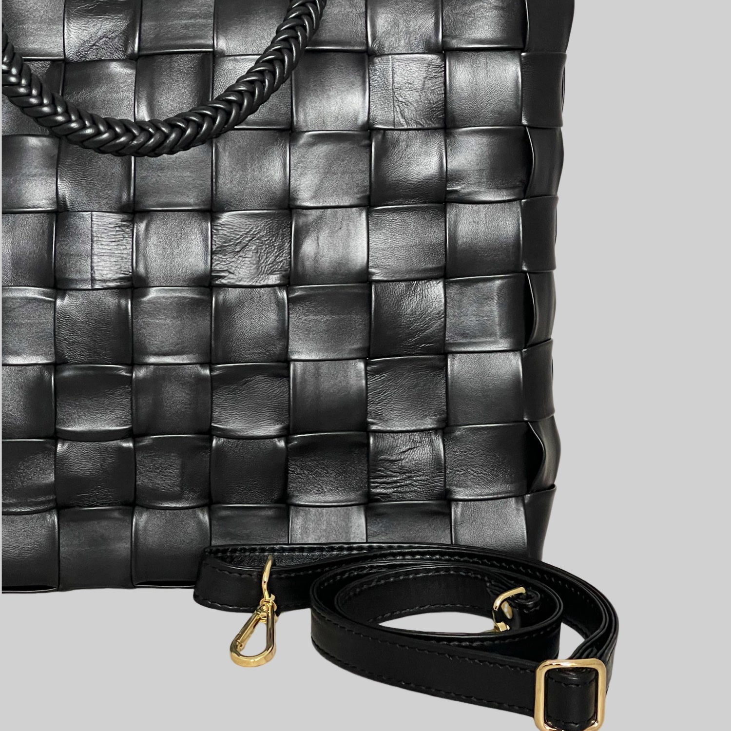 Ribichini Square skinnveske i sort med avtagbar skulderstropp og elegante gulldetaljer.