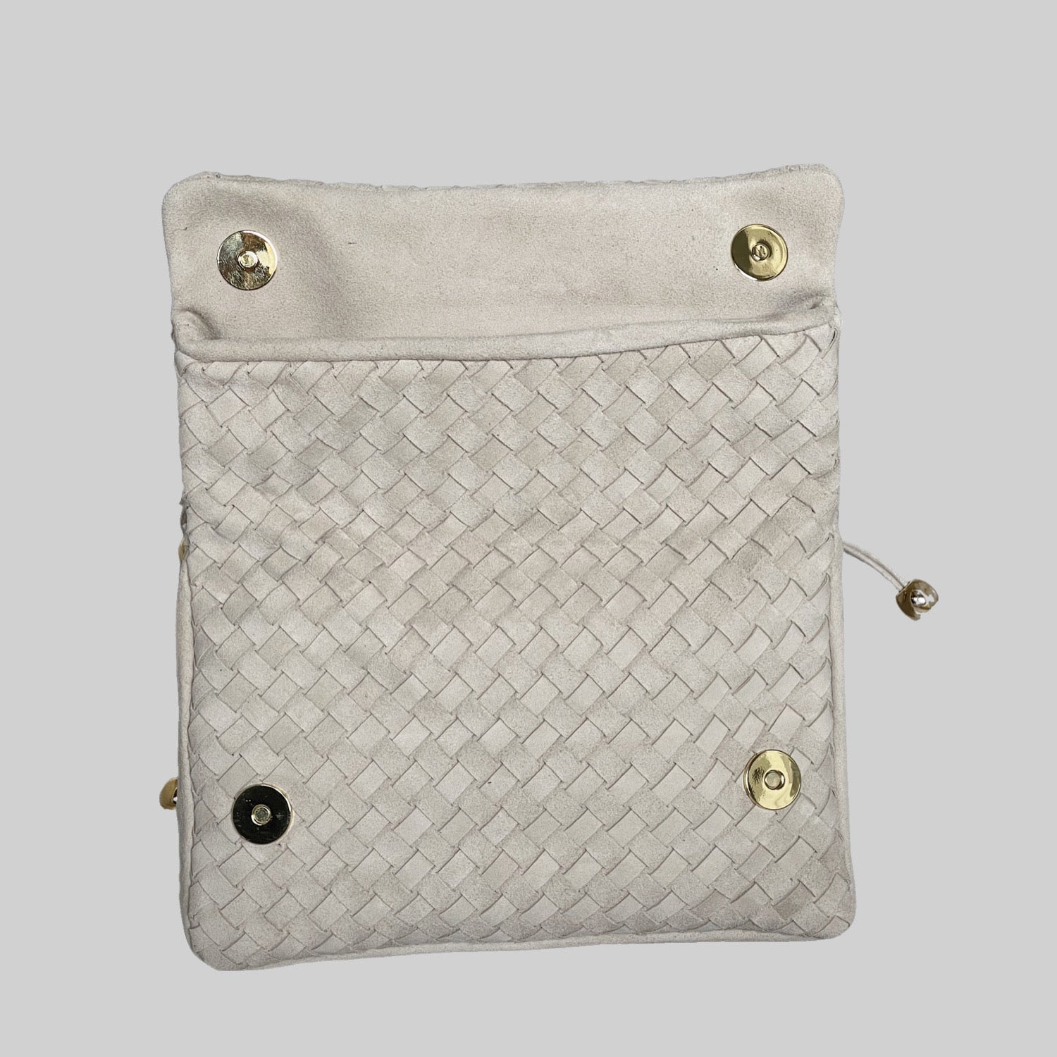 En flettet Ribichini Undercover semsket skinnveske i sandfarge med magneter for sikker lukking og elegante gulldetaljer.