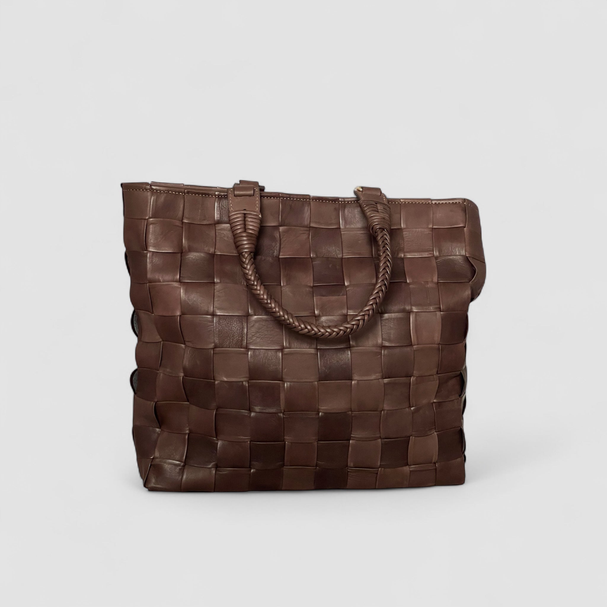 Ribichini Square skinnveske i brunt lammeskinn med unik, flettet design og hanker for et stilig og håndlaget uttrykk.