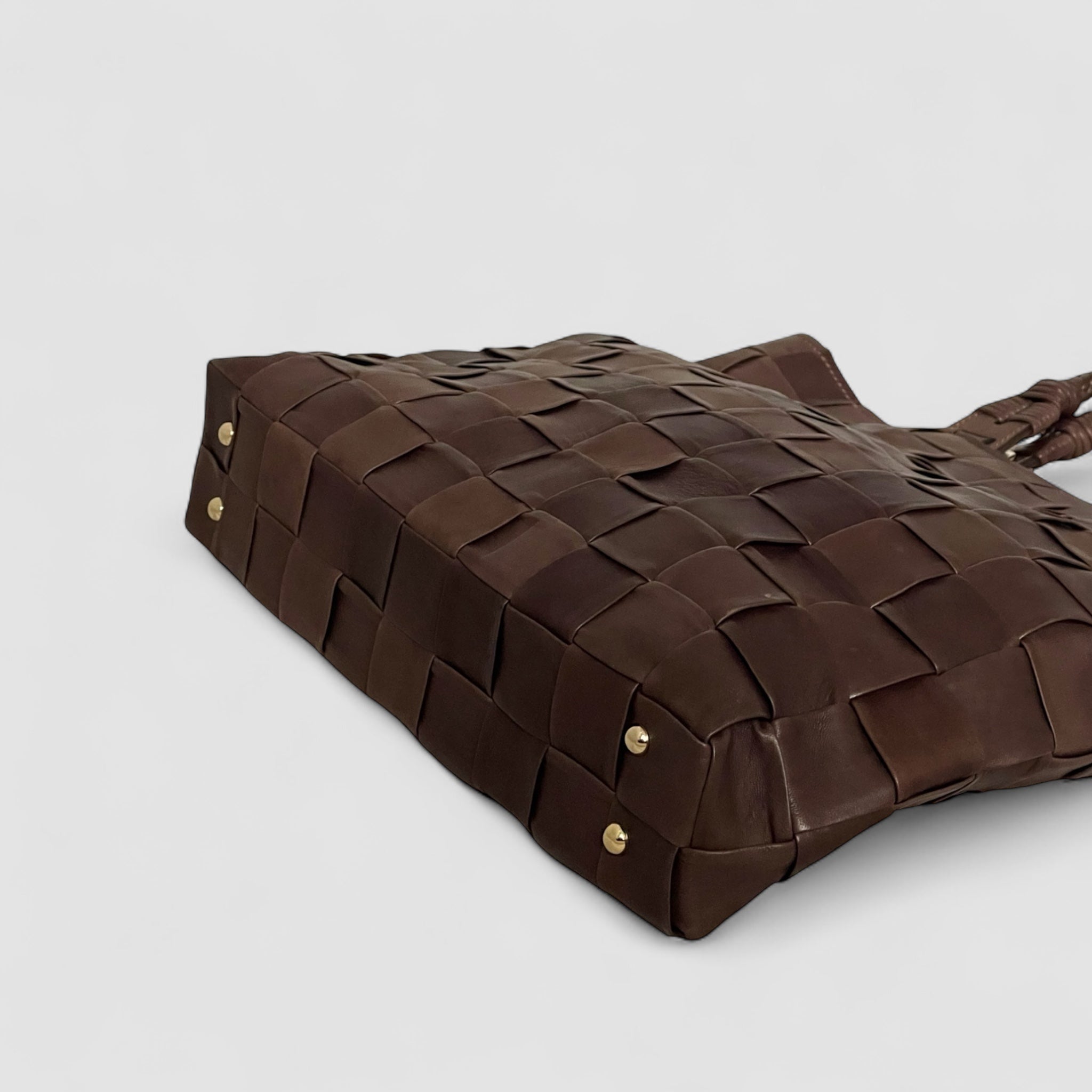 Ribichini Square skinnveske i brunt: Elegante gullknapper gir stil og beskyttelse til vesken