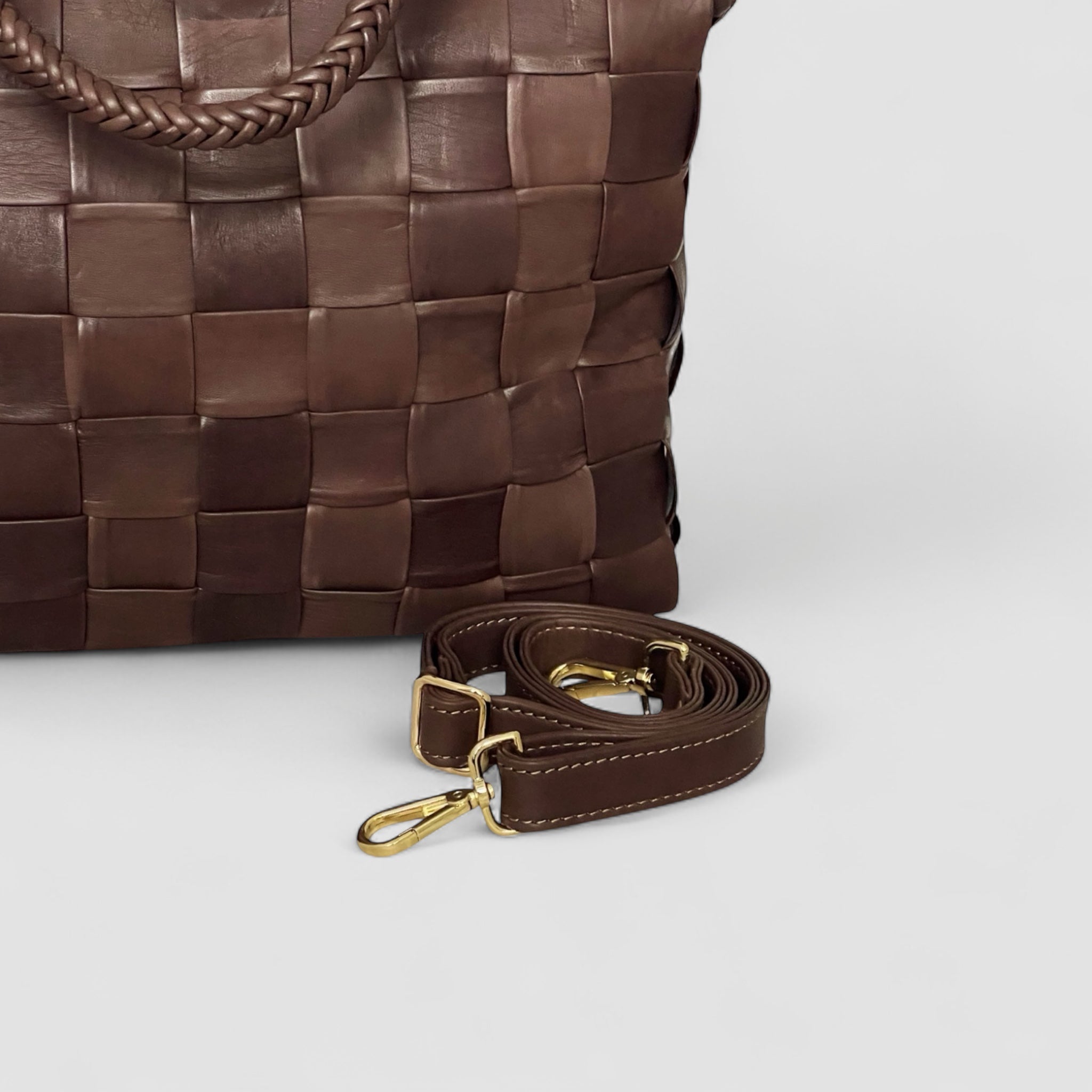 Ribichini Square skinnveske i brun med avtagbar skulderstropp og gulldetaljer.