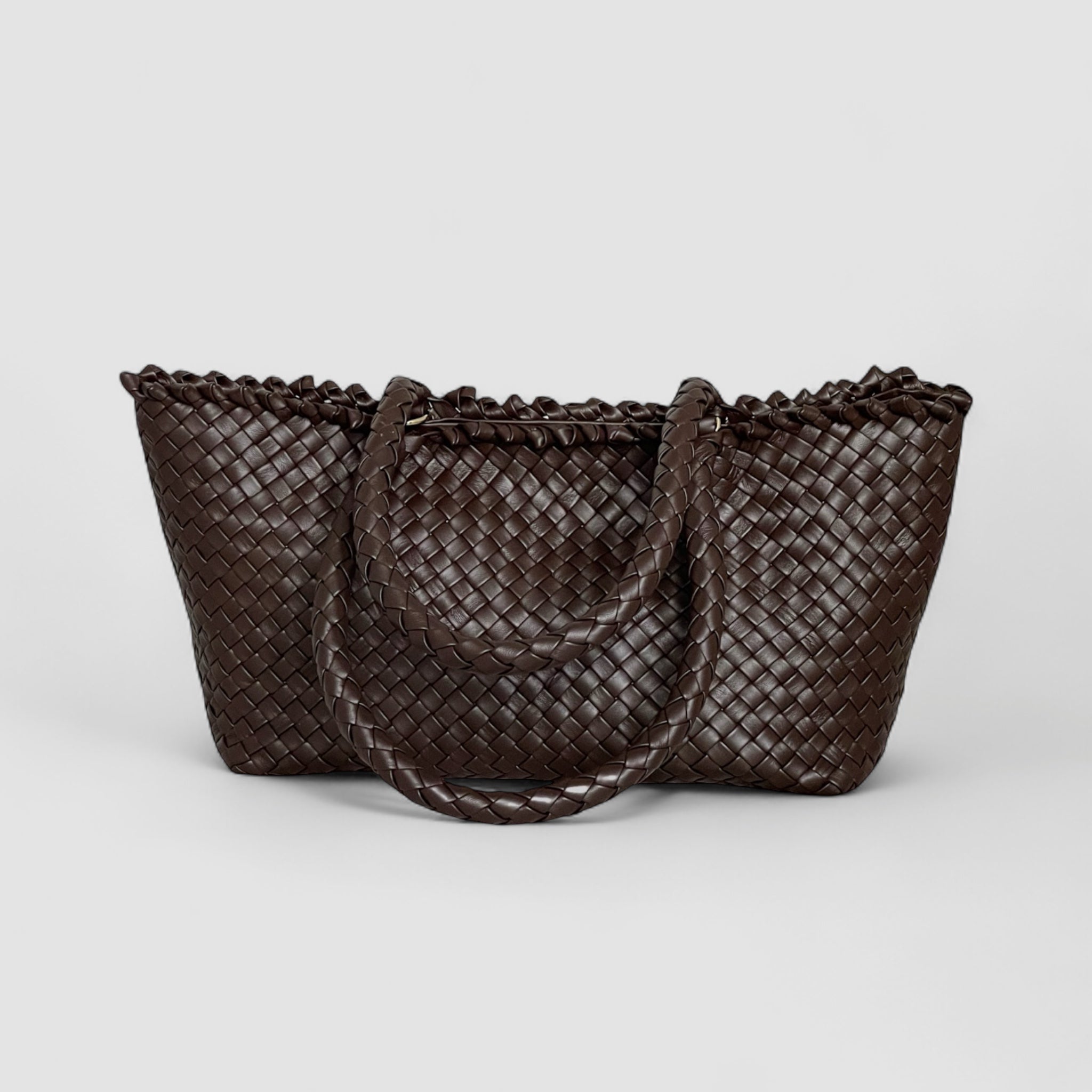 Mørk brun flettet skinnveske, Ribichini Woodstock Classic Babe i fargen Chocolate, med doble håndtak.