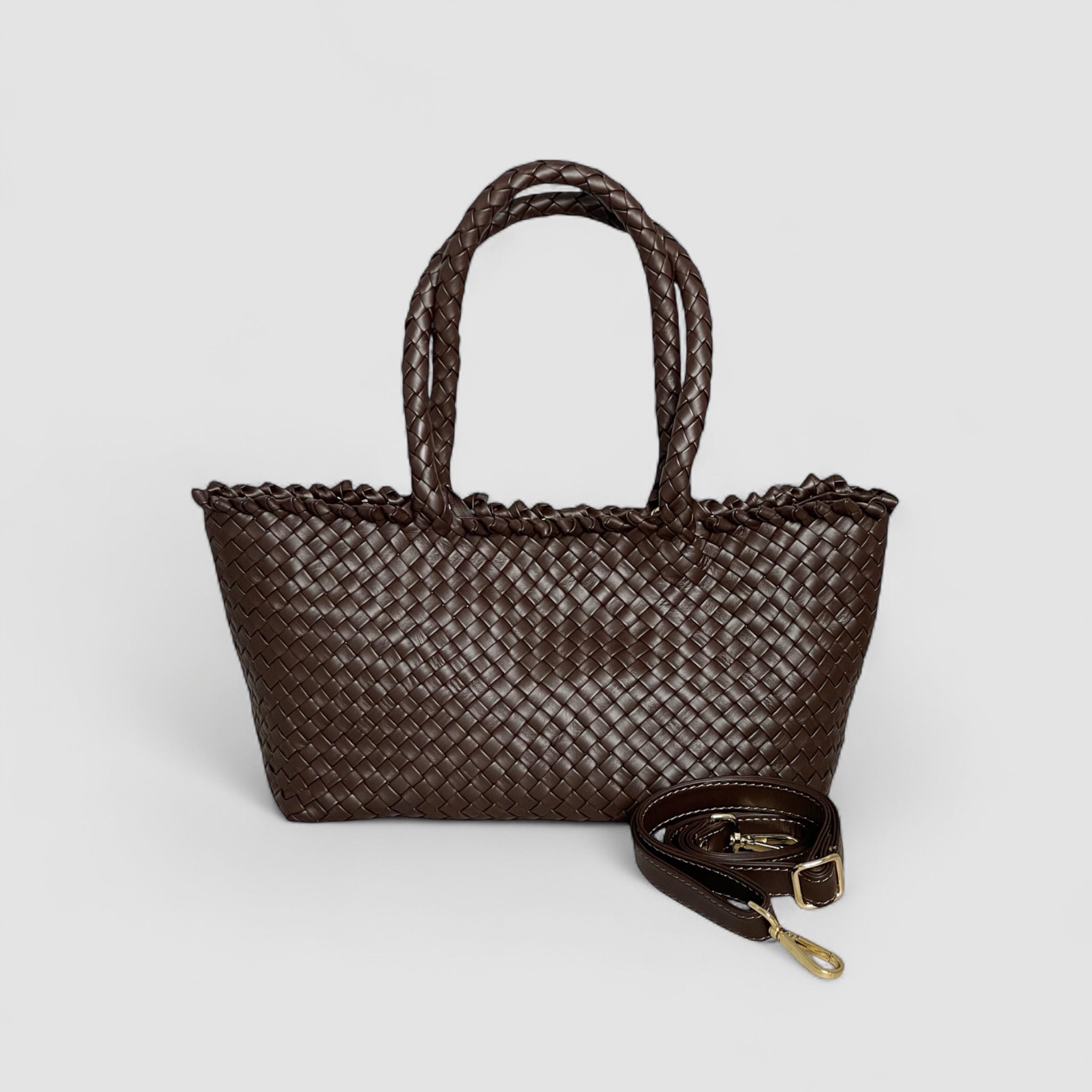 Ribichini Woodstock Classic Babe i chocolate flettet lammeskinn, med matchende avtagbar skulderstropp og gullfargede detaljer.