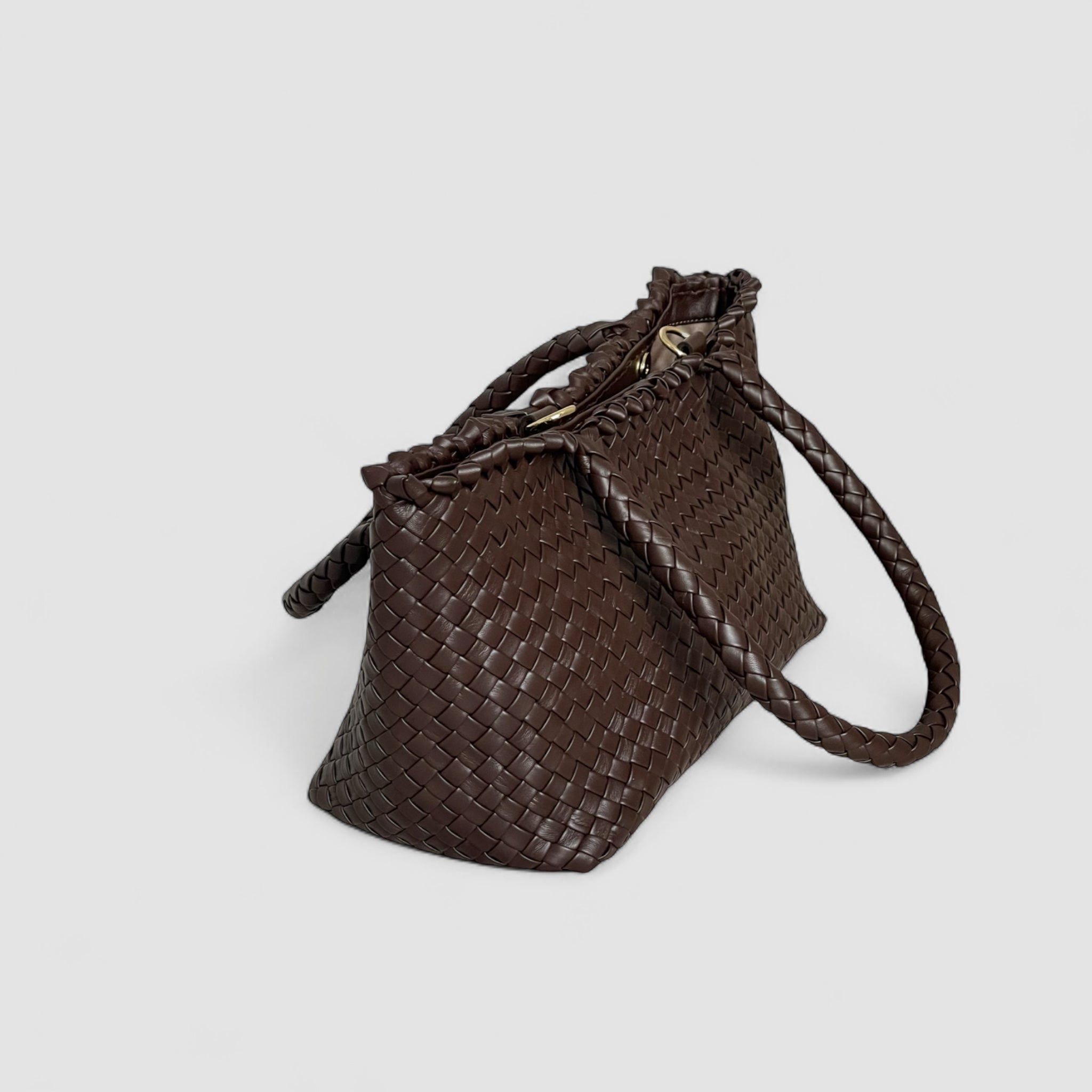 Ribichini Woodstock Classic Babe i flettet lammeskinn, farge Chocolate, sett fra siden med gullfargede detaljer.