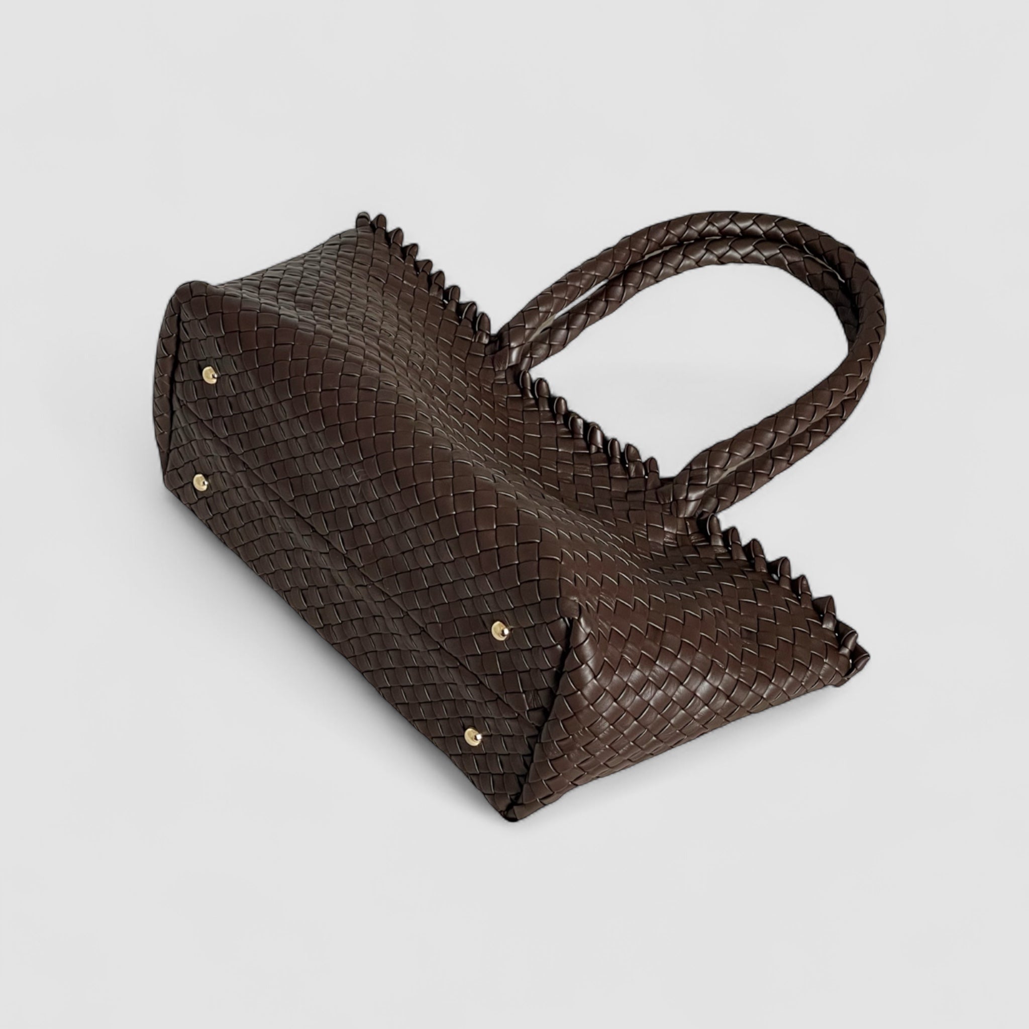 RibichiniWoodstock_Classic_Babe_sett_fra_undersiden_med_flettet_lammeskinn_og_fire_gullknotter_som_beskytter_bunnen.