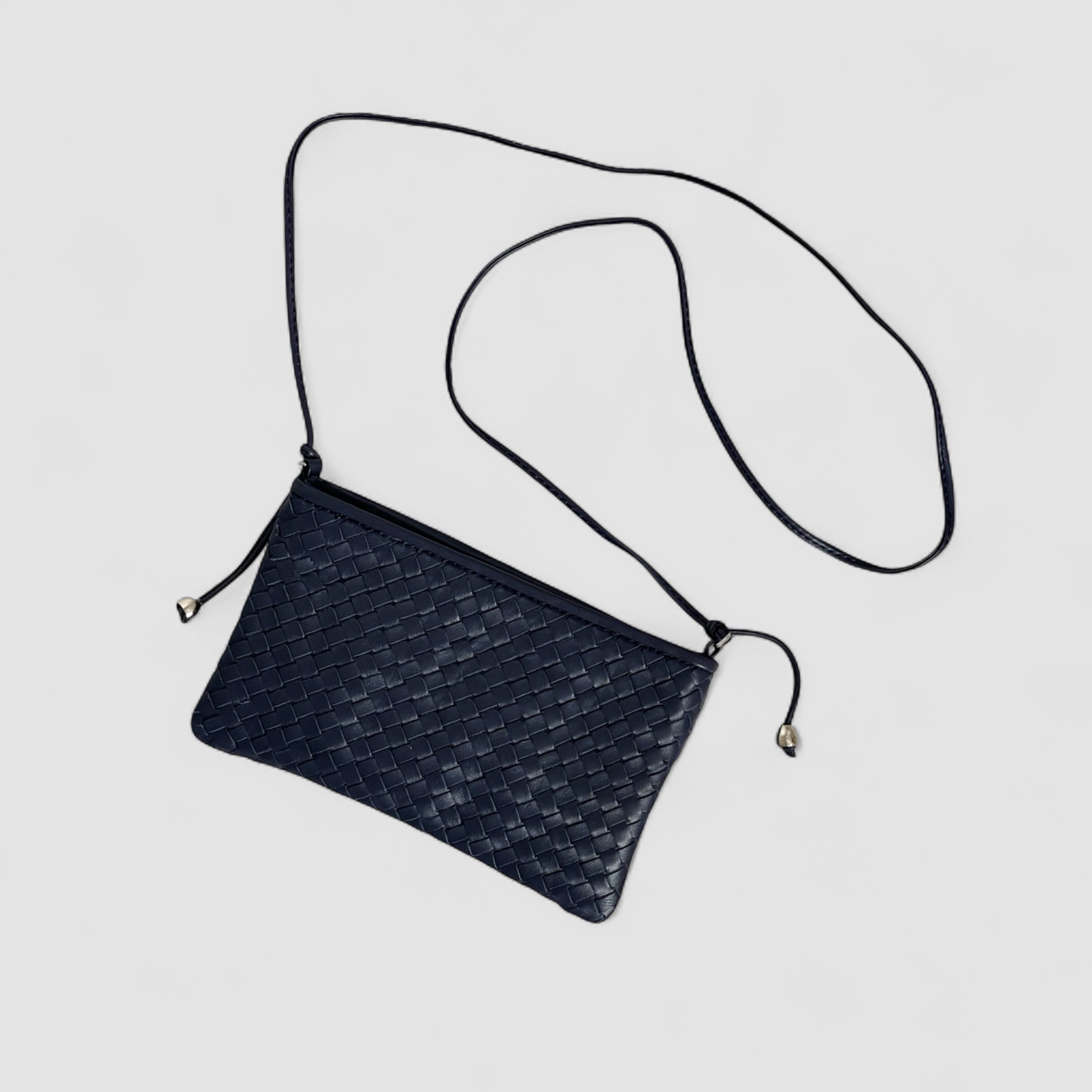 Navyblå clutch i flettet lammeskinn med skulderrem og sølvdetaljer – eksklusivt italiensk design fra Ribichini.