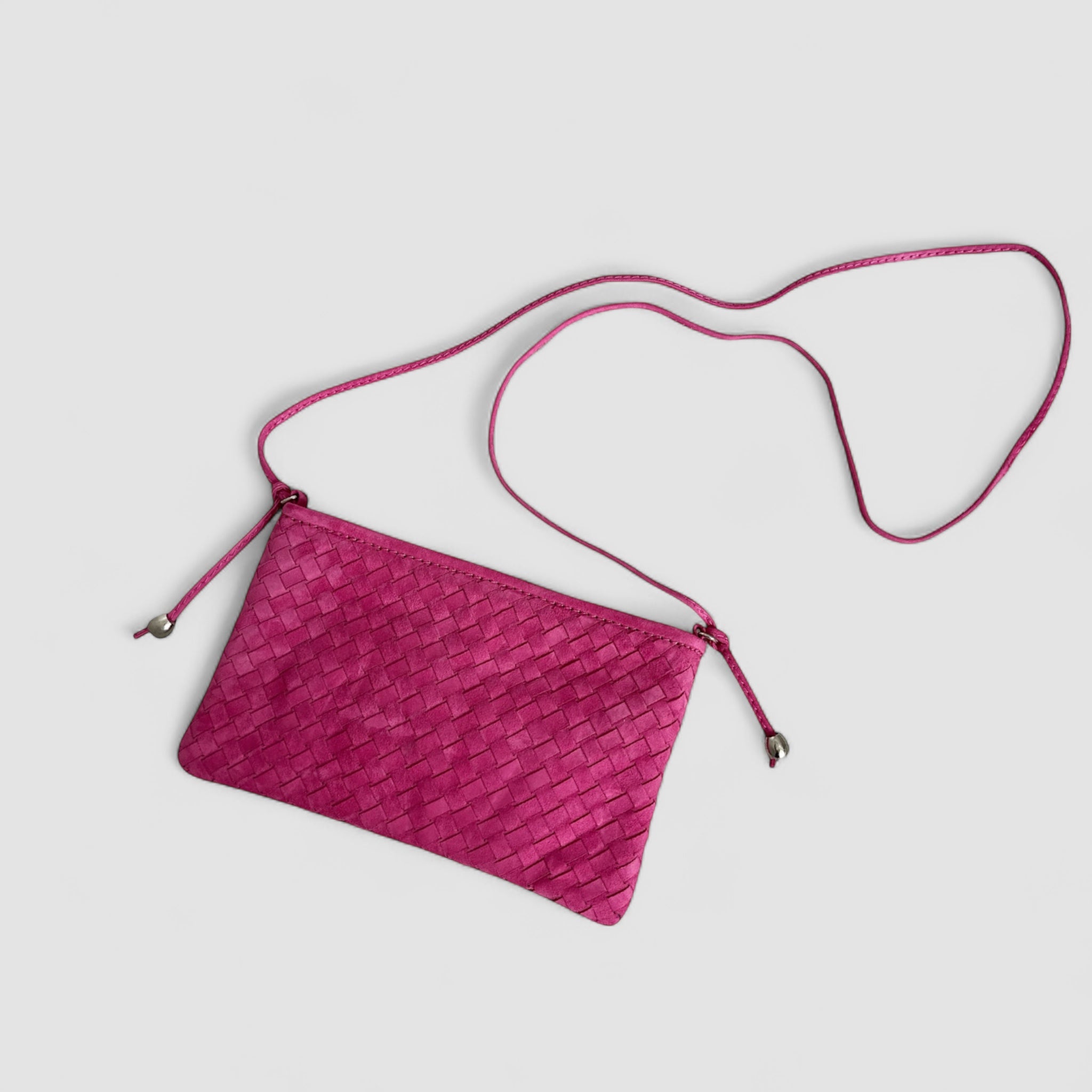 Rosa Ribichini clutch i semsket lammeskinn med flettet mønster, lang skulderrem og sølvdetaljer.
