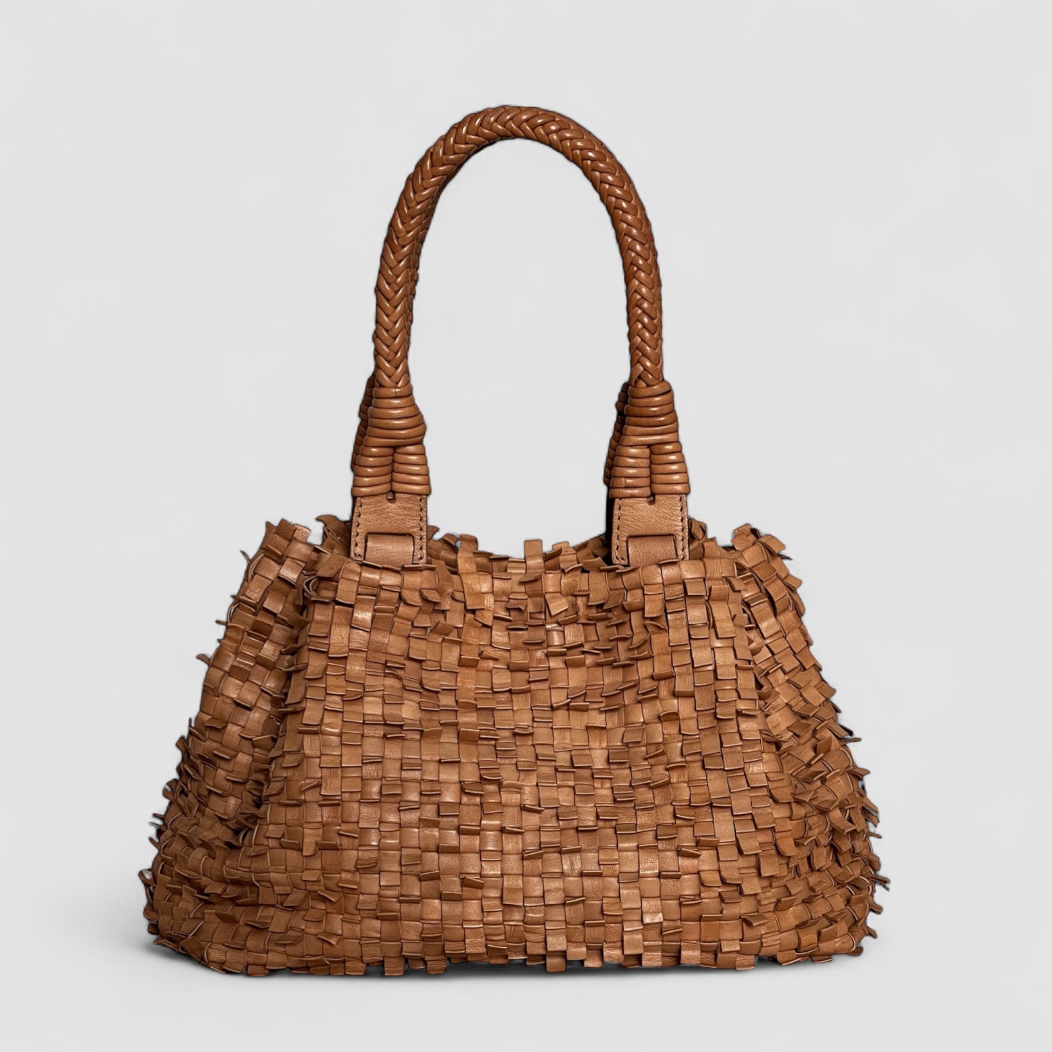 Ribichini Loren-vesken i cognac, håndlaget i plissért skinn med flettede håndtak og et unikt, strukturert design.