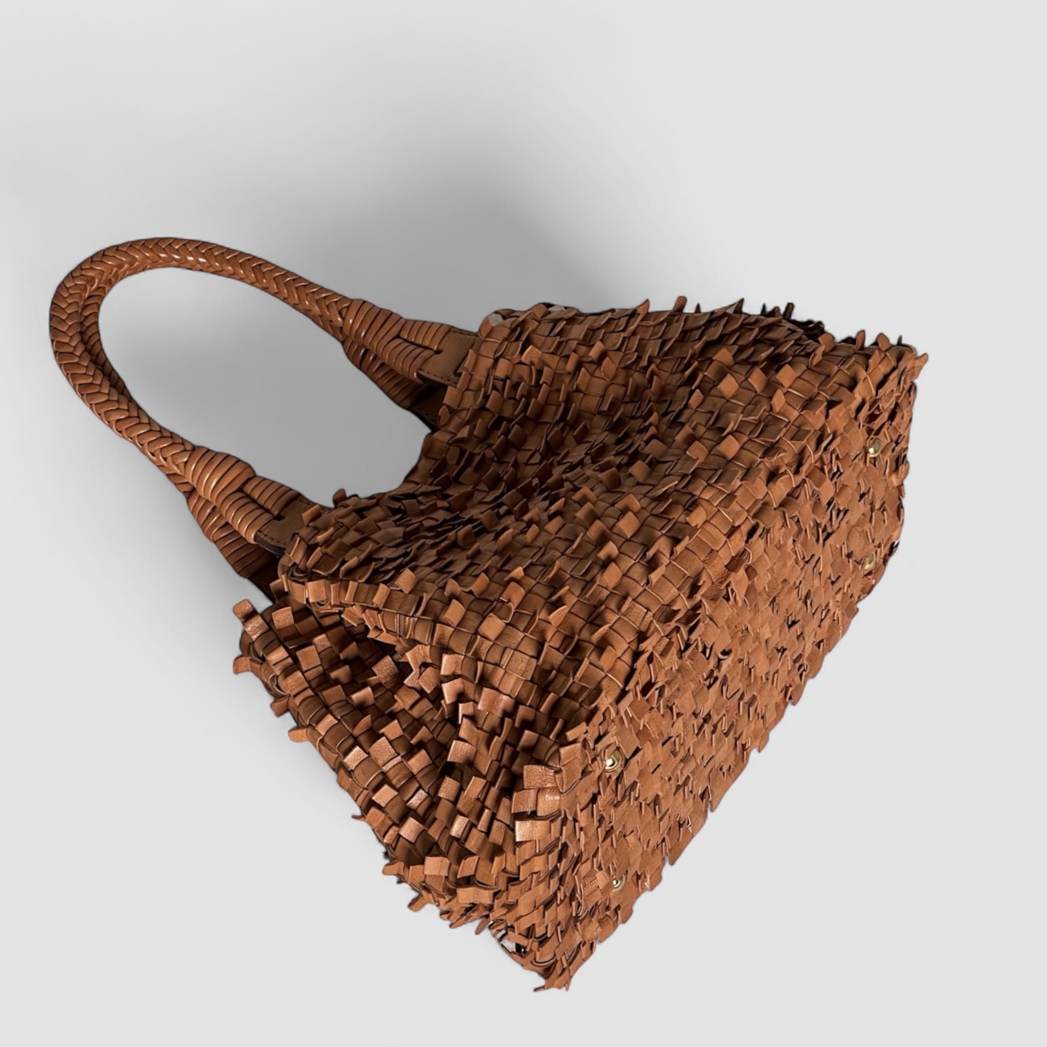 Ribichini Loren-vesken i cognac, håndlaget i plissért skinn med flettede håndtak, sett fra bunnen for å vise struktur og detaljer.