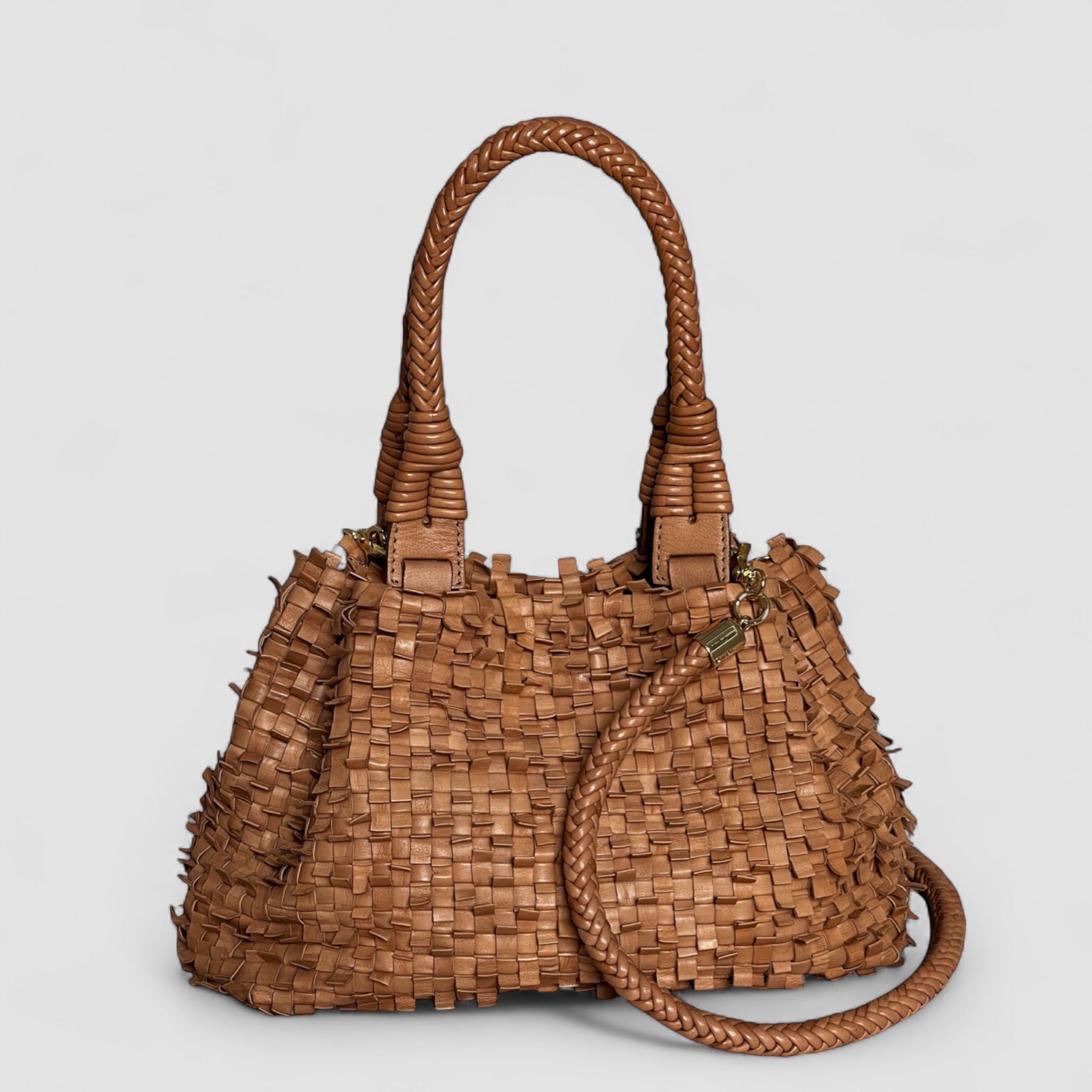 Ribichini Loren-vesken i cognac, håndlaget i plissért skinn med flettede håndtak og avtagbar skulderrem.