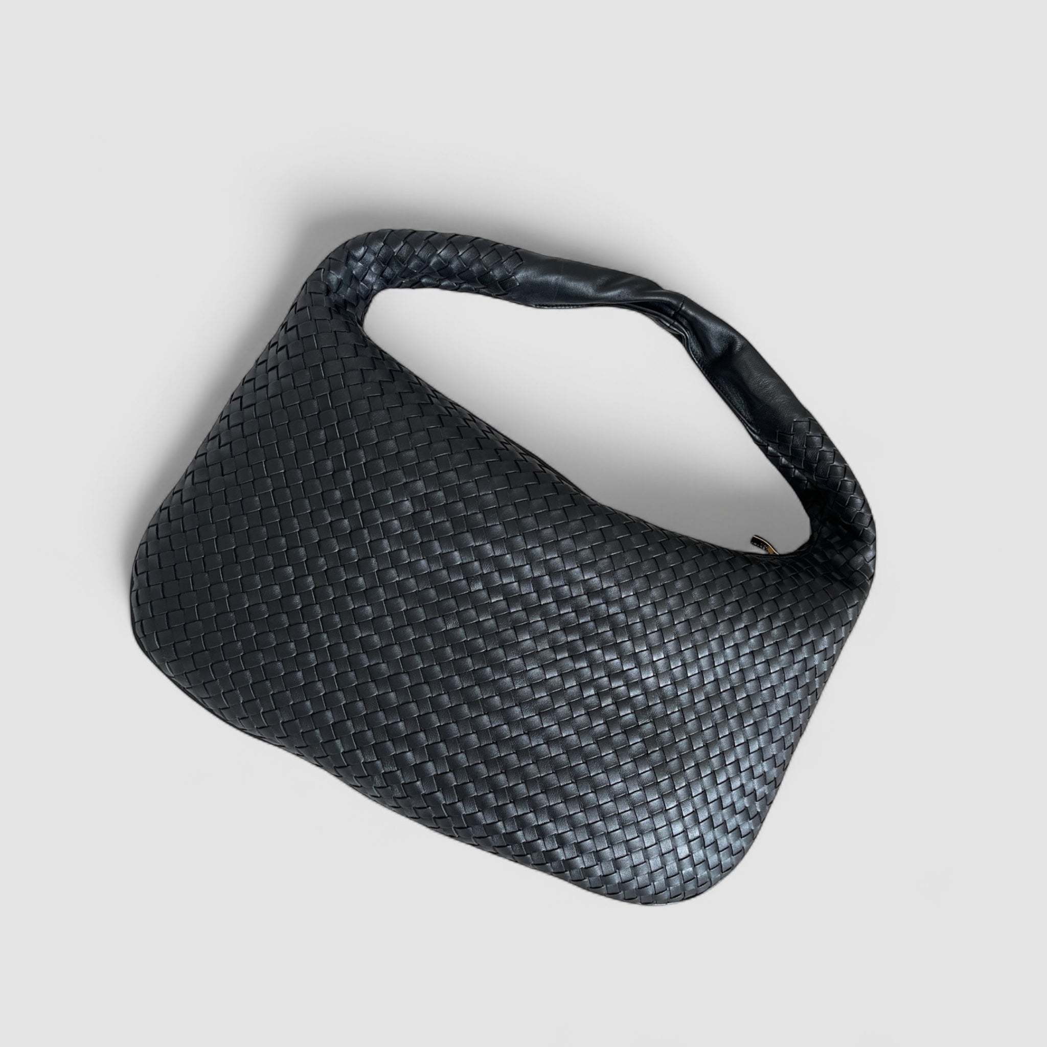 Bird's-eye view av Ribichini Isola-vesken i sort, fremviser det flettede designet og den kurvede formen.