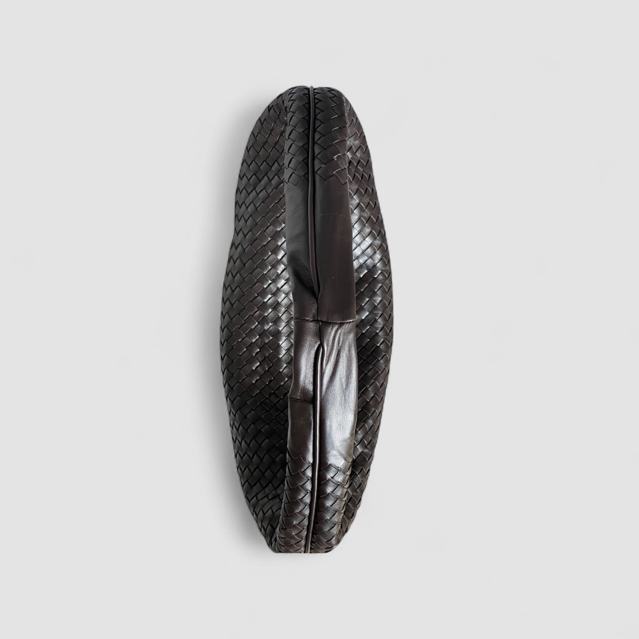 Ribichini Isola veske i chocolate sett ovenfra med flettet design.