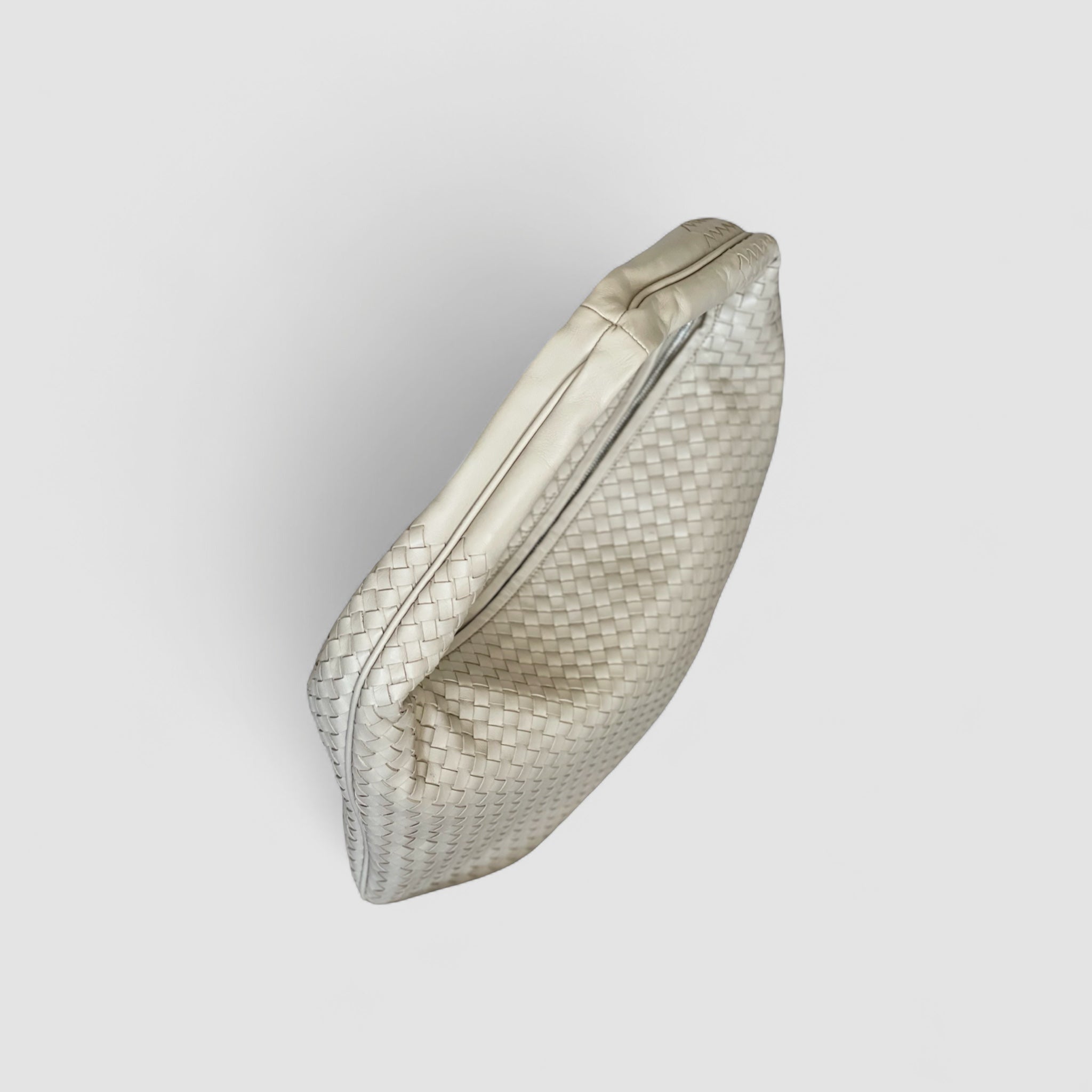 Toppvisning av Ribichini Isola veske i fargen ice med flettet design og glatt skulderstropp.