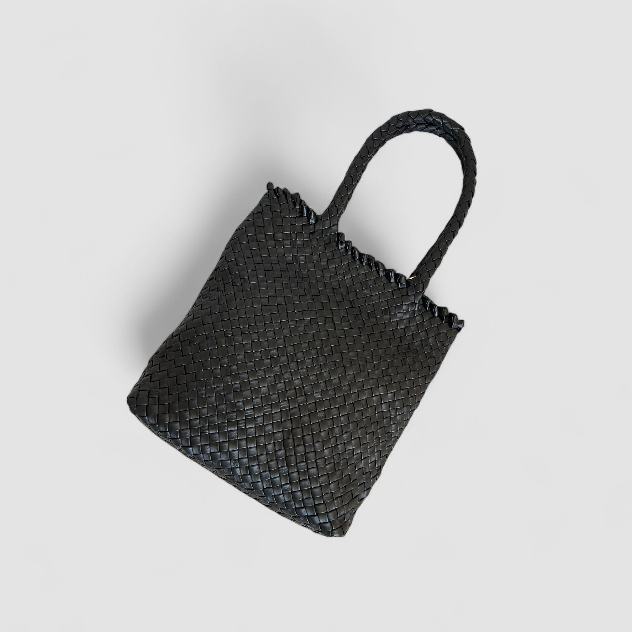 Ribichini Woodstock Babe skinnveskei sort: Glatt lammeskinn i unikt flettemønster. Elegant fra fugleperspektiv.