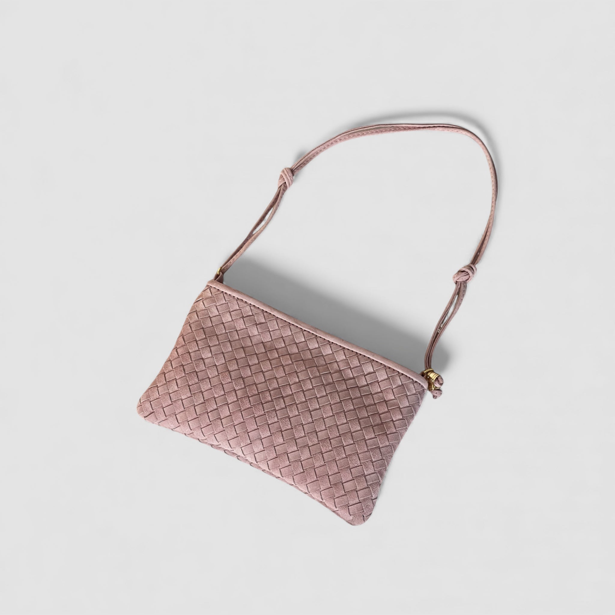 Ribichini Camper Clutch i semsket skinn i fargen Rosa, med justerbar skulderrem og flettet overflate.